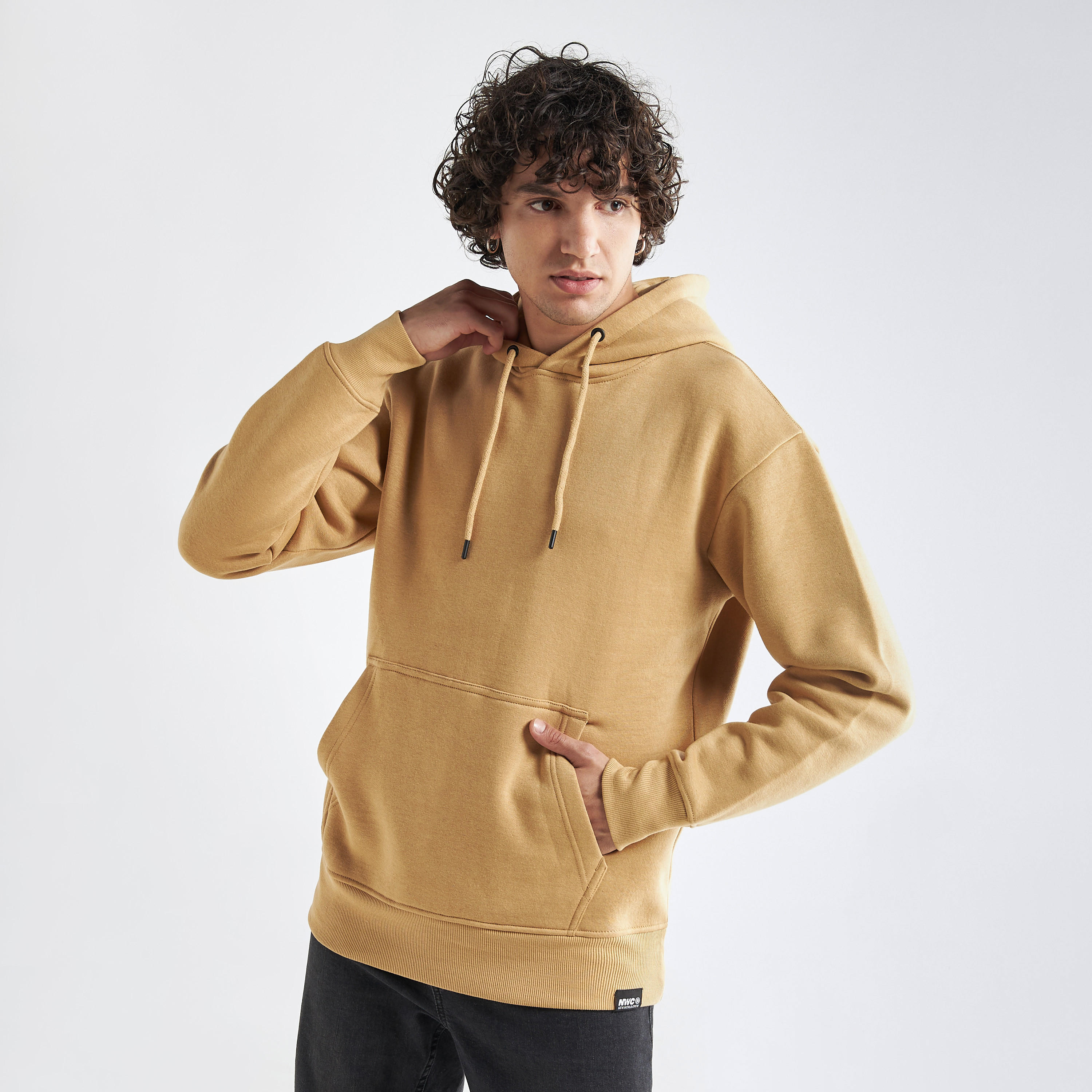 سويت شيرت بقبّعة وأكمام طويلة وجيب كنغر-men-winterwear-hoodiesandsweatshirts-image-1