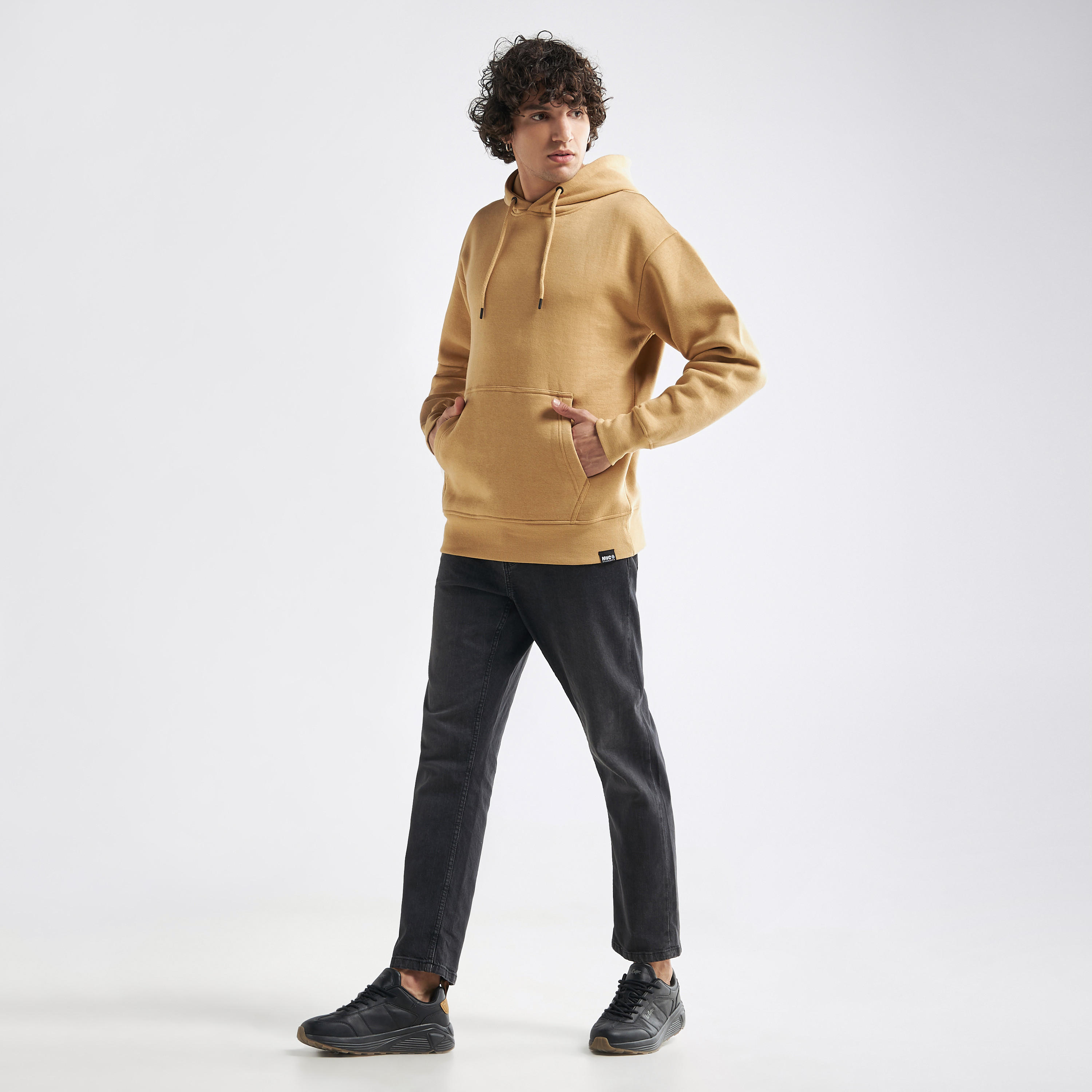 سويت شيرت بقبّعة وأكمام طويلة وجيب كنغر-men-winterwear-hoodiesandsweatshirts-image-2