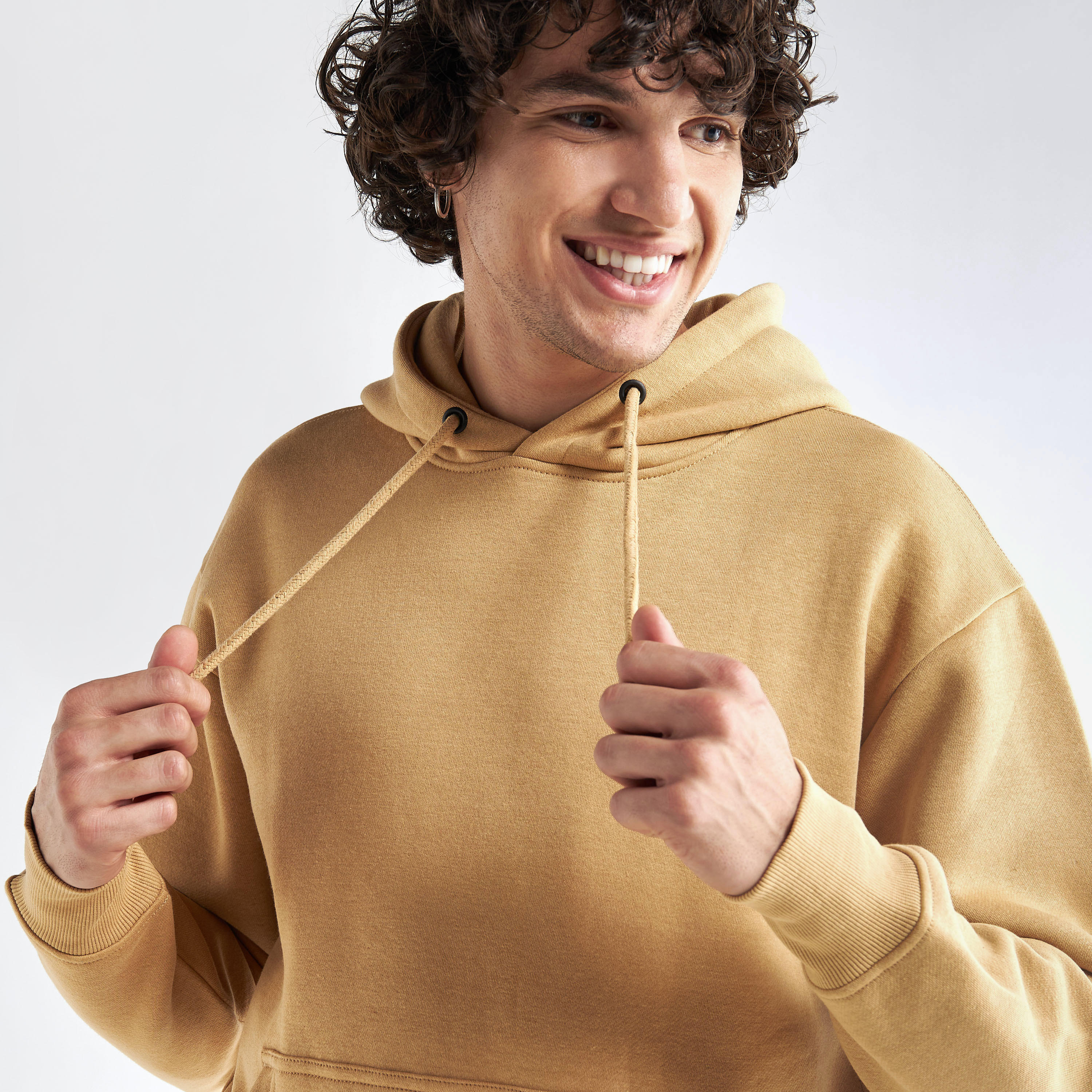 سويت شيرت بقبّعة وأكمام طويلة وجيب كنغر-men-winterwear-hoodiesandsweatshirts-image-4