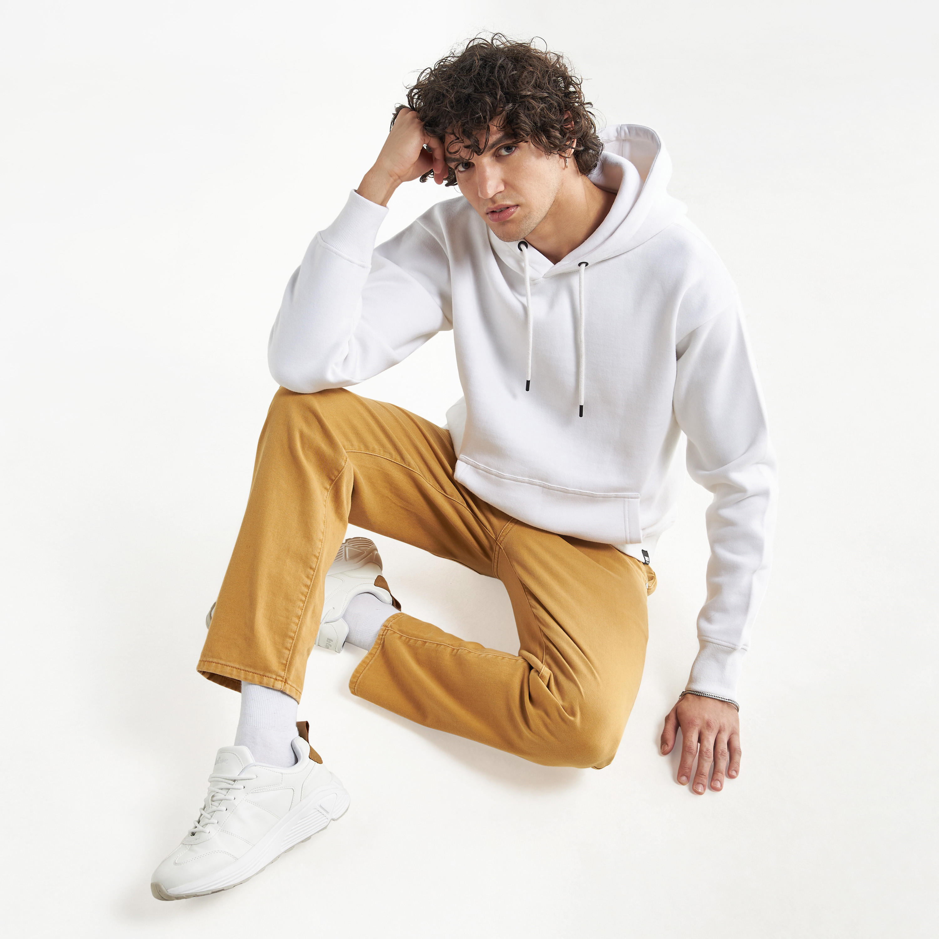 هودي فضفاض سادة بأكمام طويلة وجيب كنغر-men-winterwear-hoodiesandsweatshirts-image-1