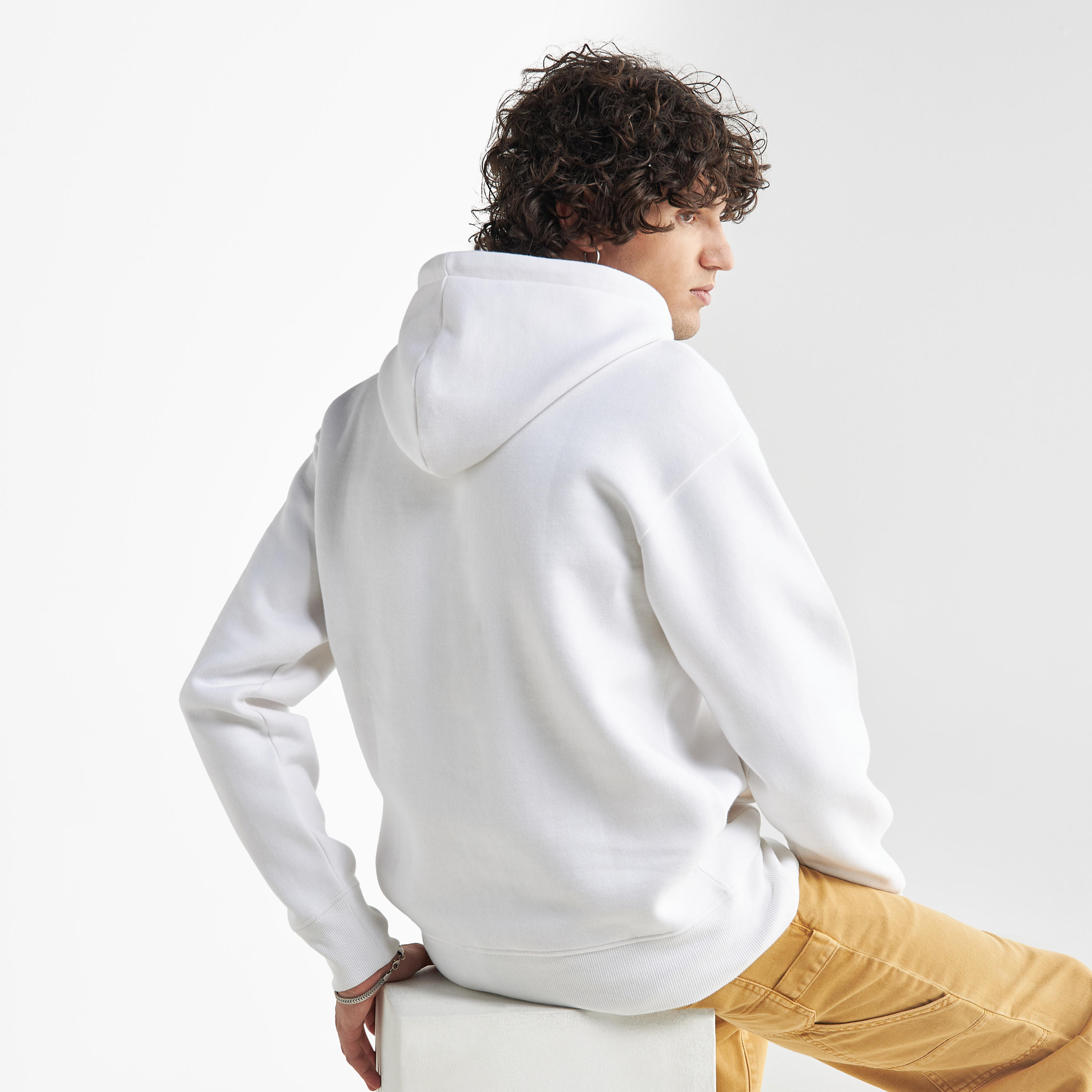 هودي فضفاض سادة بأكمام طويلة وجيب كنغر-men-winterwear-hoodiesandsweatshirts-image-3