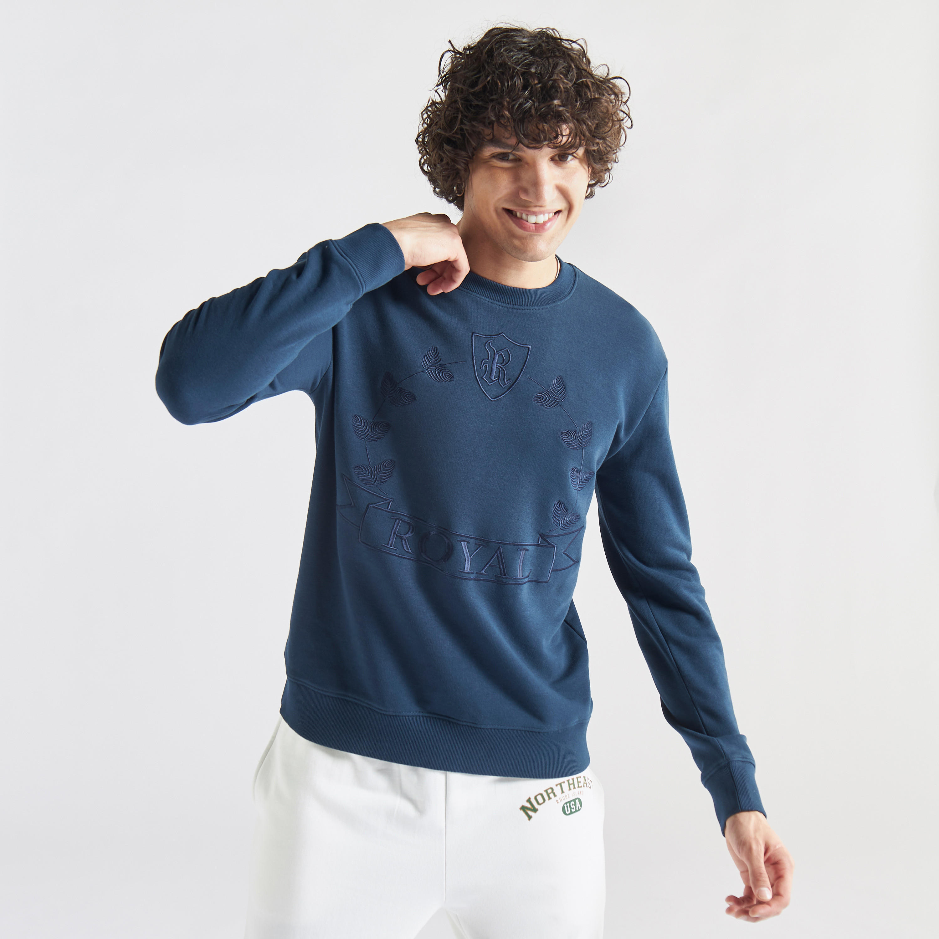 سويت شيرت مطرّز بياقة ضيقة وأكمام طويلة-men-winterwear-hoodiesandsweatshirts-image-1