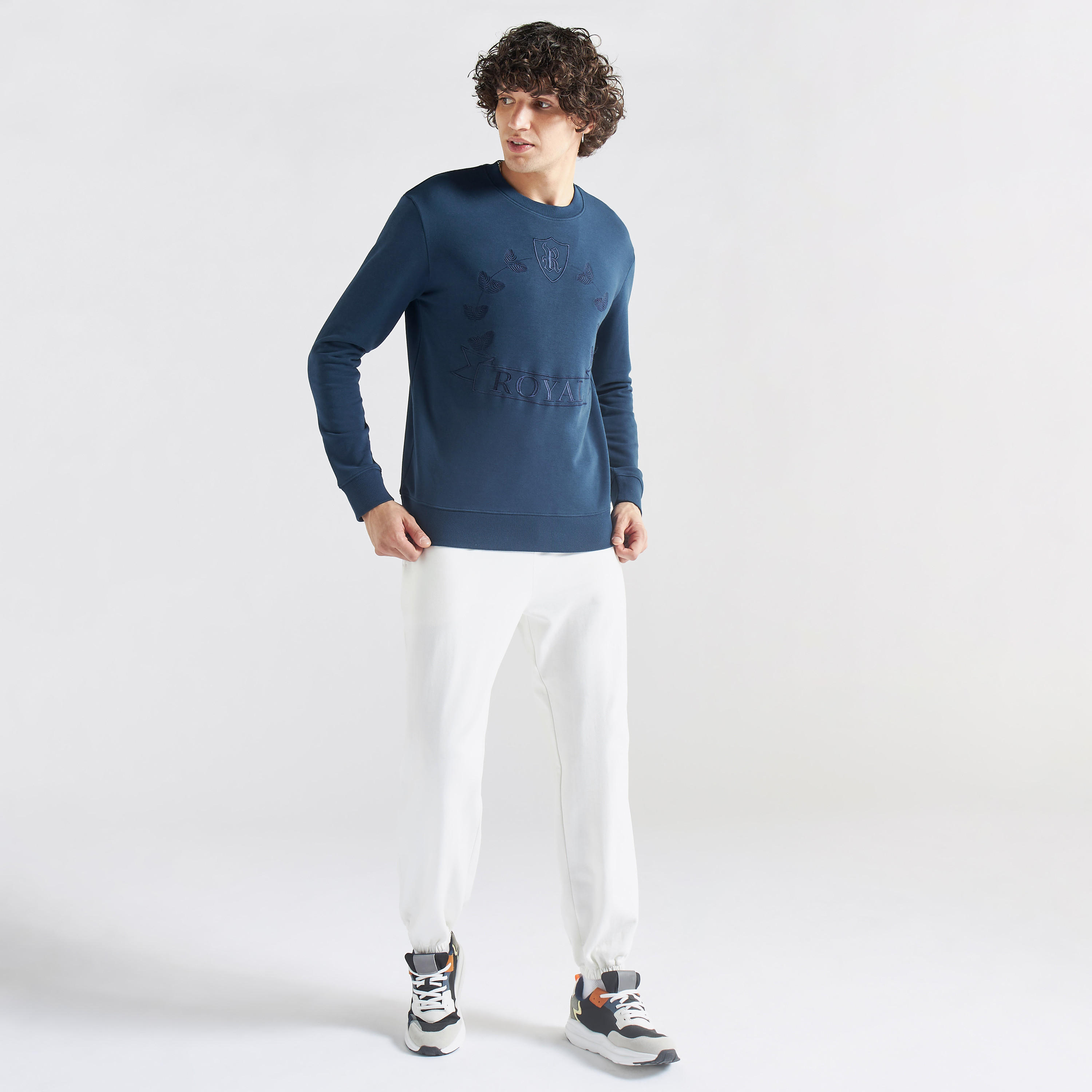 سويت شيرت مطرّز بياقة ضيقة وأكمام طويلة-men-winterwear-hoodiesandsweatshirts-image-2