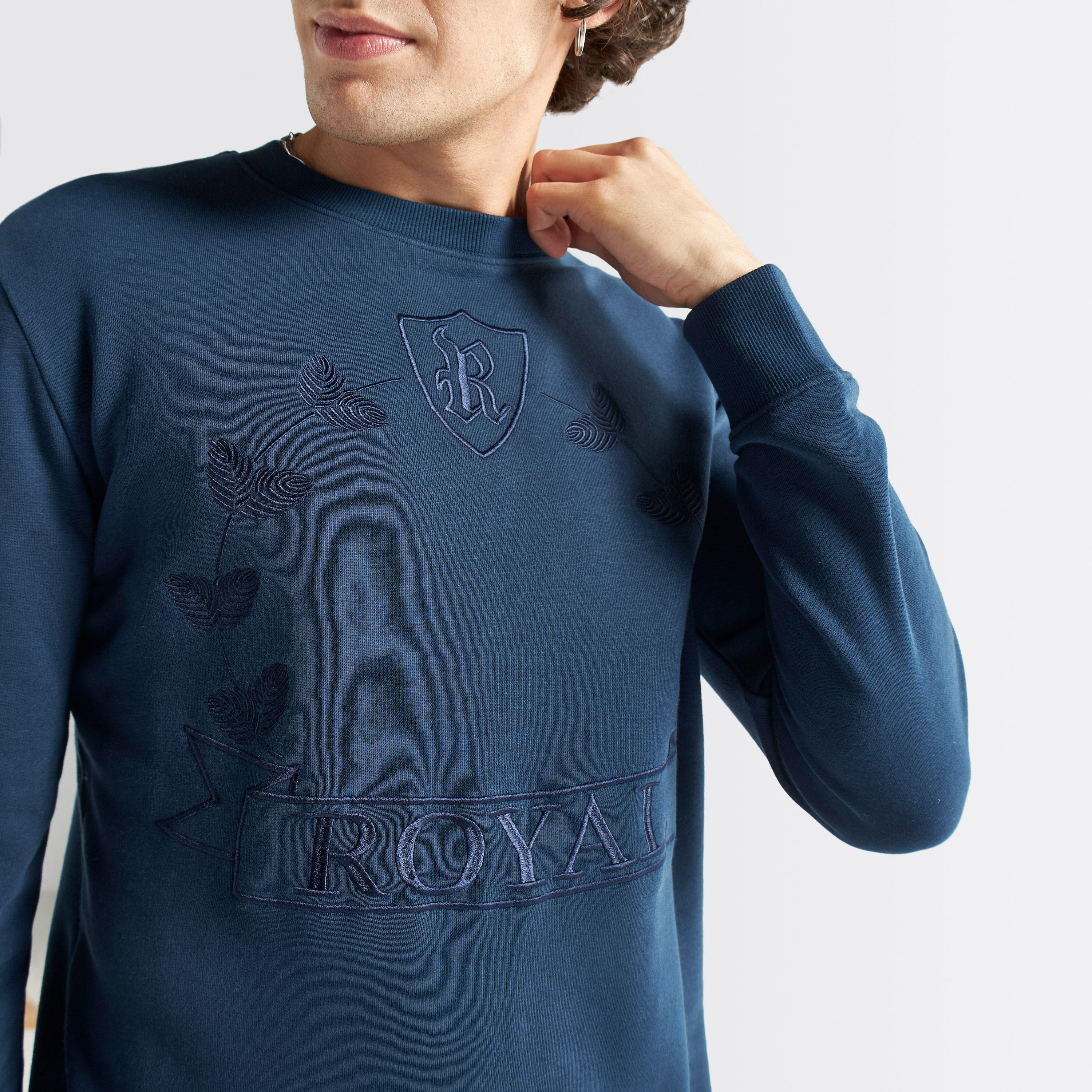 سويت شيرت مطرّز بياقة ضيقة وأكمام طويلة-men-winterwear-hoodiesandsweatshirts-image-4