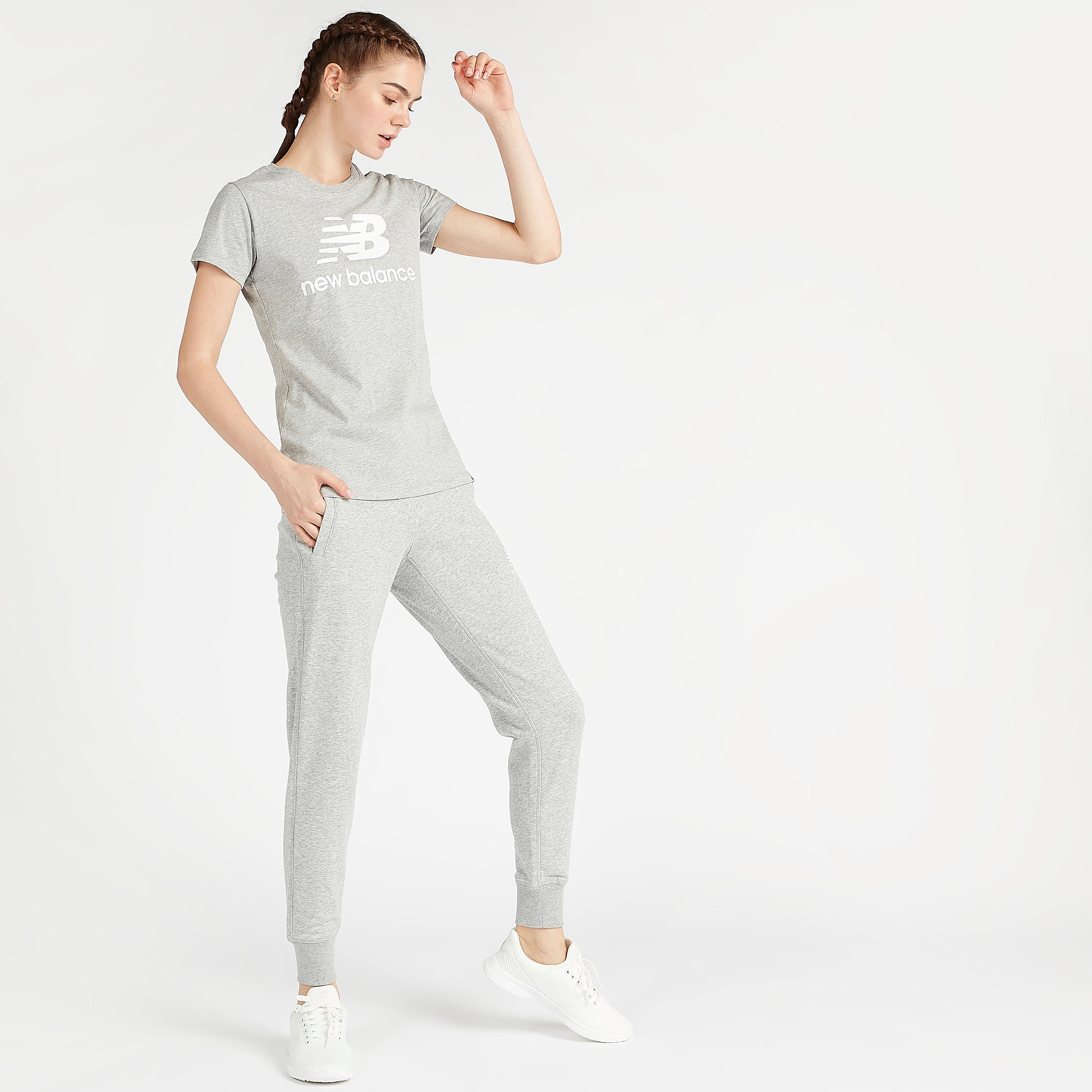 تيشيرت بأكمام قصيرة وطبعات شعار إسينشيالز ستاكد من نيو بالانس-women-clothing-sportswearandactivewear-tshirtsandvests-image-2