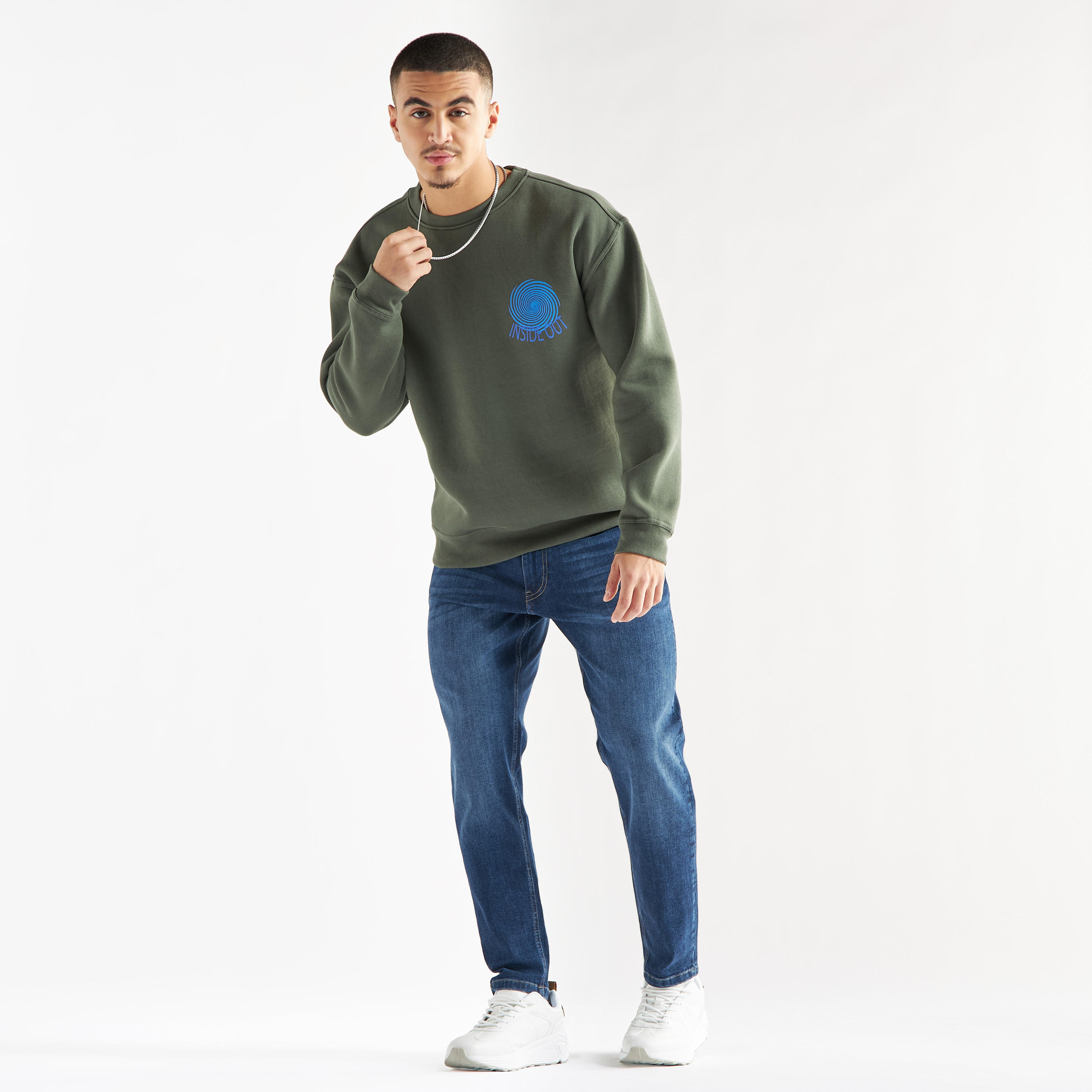 سويت شيرت بأكمام طويلة وياقة ضيقة وطبعات-men-winterwear-hoodiesandsweatshirts-image-2