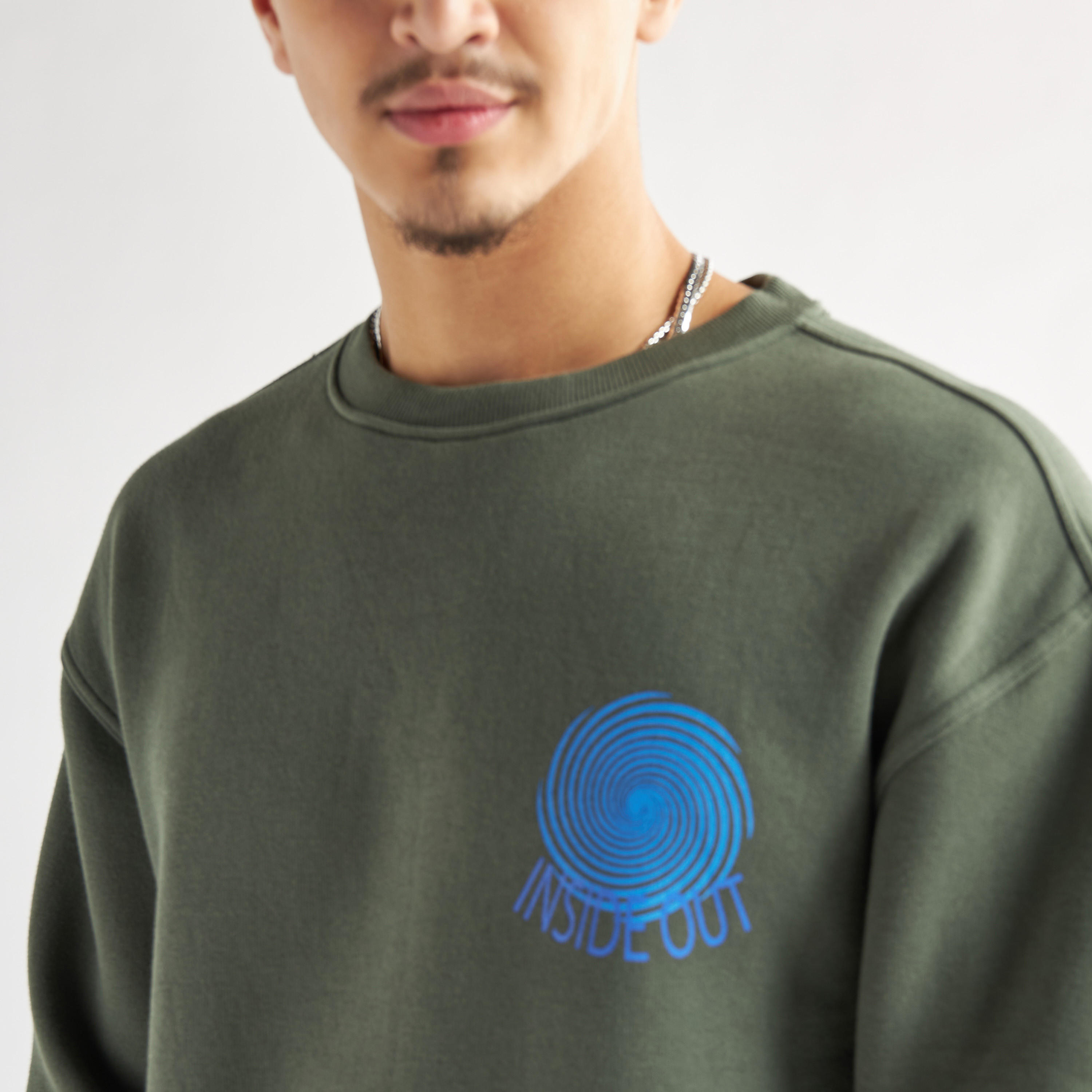 سويت شيرت بأكمام طويلة وياقة ضيقة وطبعات-men-winterwear-hoodiesandsweatshirts-image-4