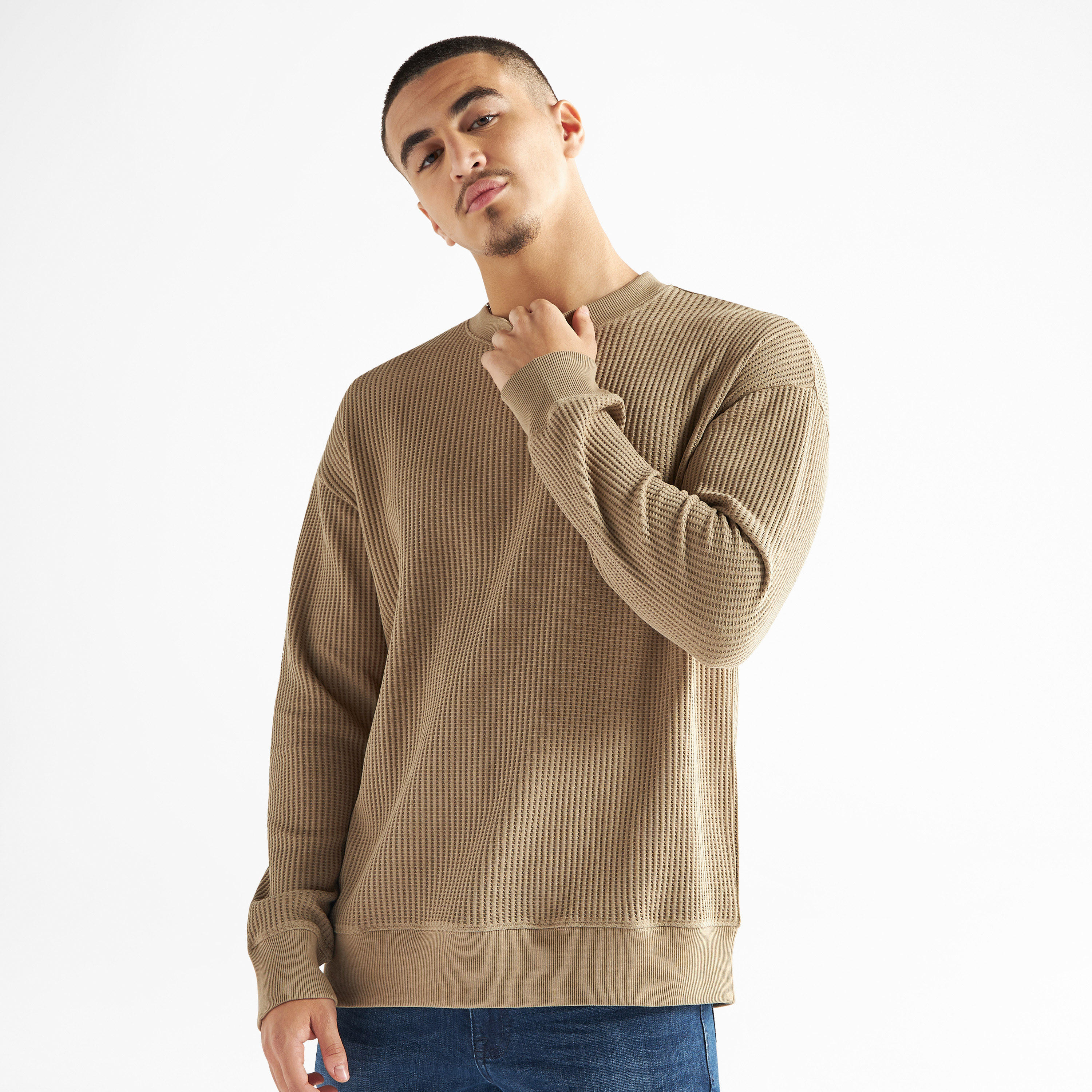 سويت شيرت بارز الملمس بأكمام طويلة وياقة ضيقة-men-winterwear-hoodiesandsweatshirts-image-1