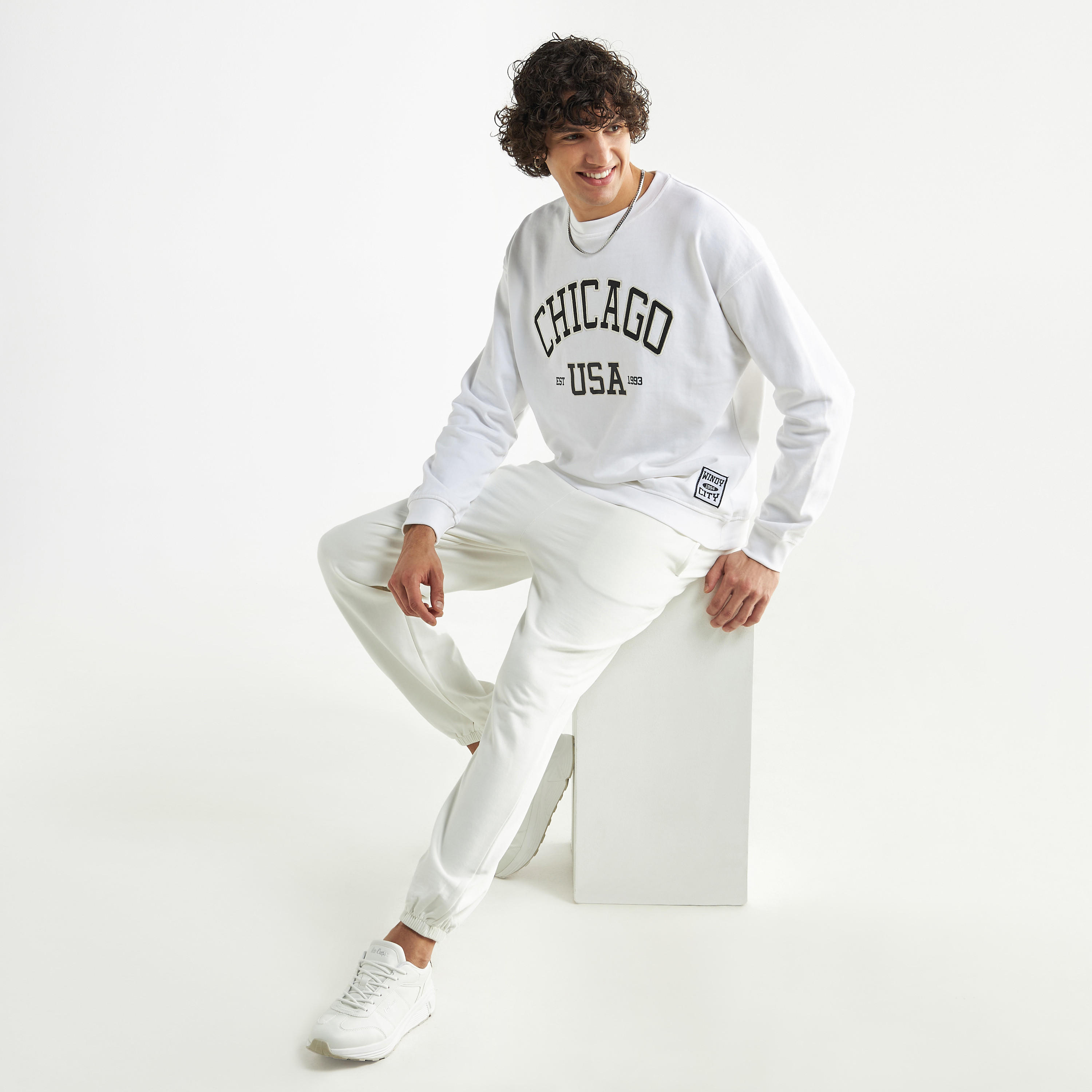 سويت شيرت مطرّز بأكمام طويلة-men-winterwear-hoodiesandsweatshirts-image-4