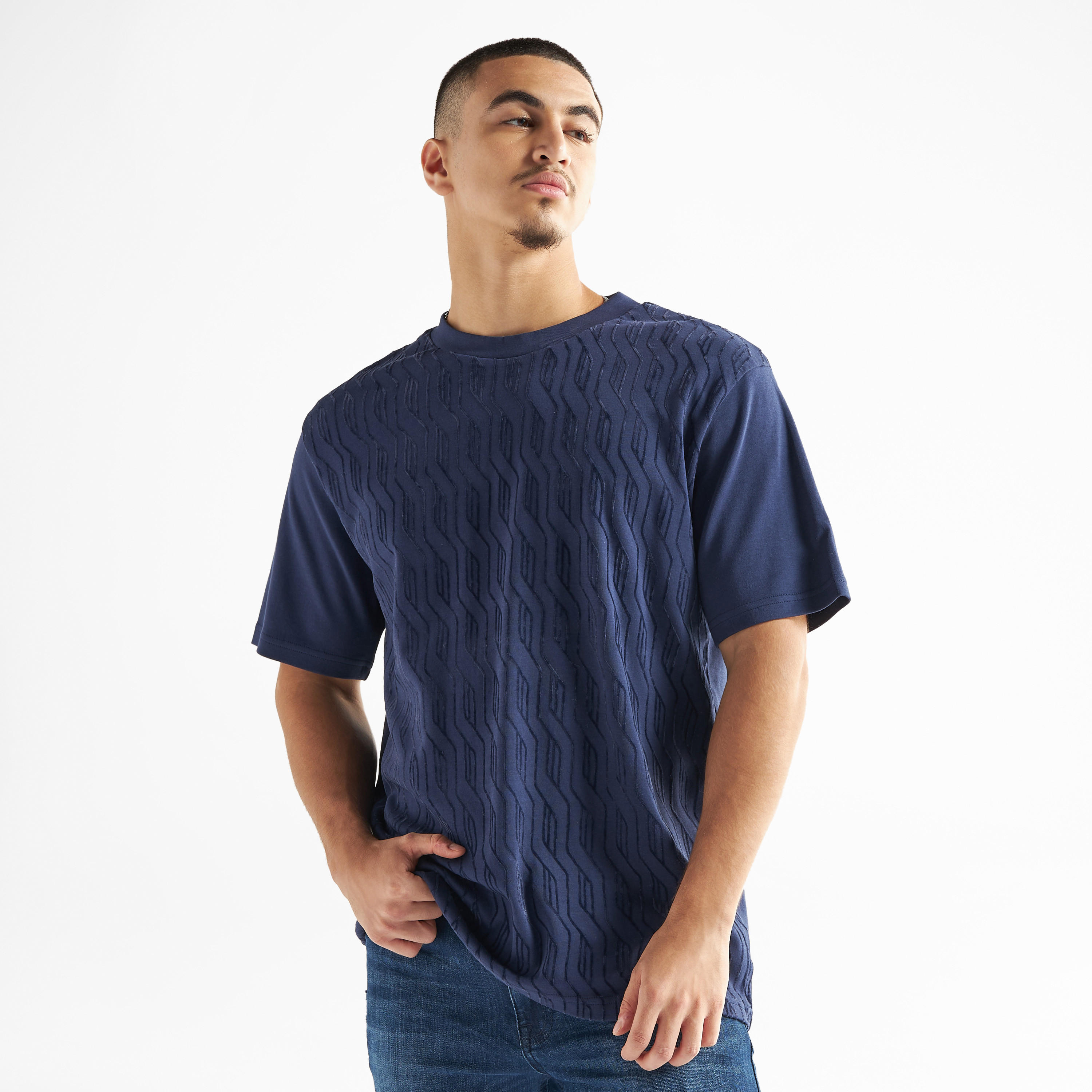 تيشيرت بارز الملمس بقصّة مريحة وياقة ضيّقة وأكمام قصيرة-men-clothing-tshirtsandpolos-tshirts-image-1