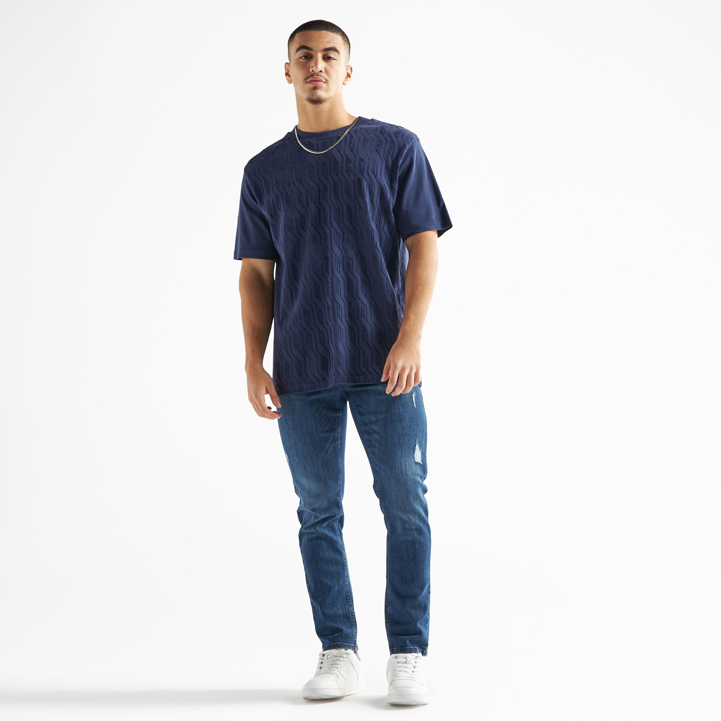 تيشيرت بارز الملمس بقصّة مريحة وياقة ضيّقة وأكمام قصيرة-men-clothing-tshirtsandpolos-tshirts-image-2