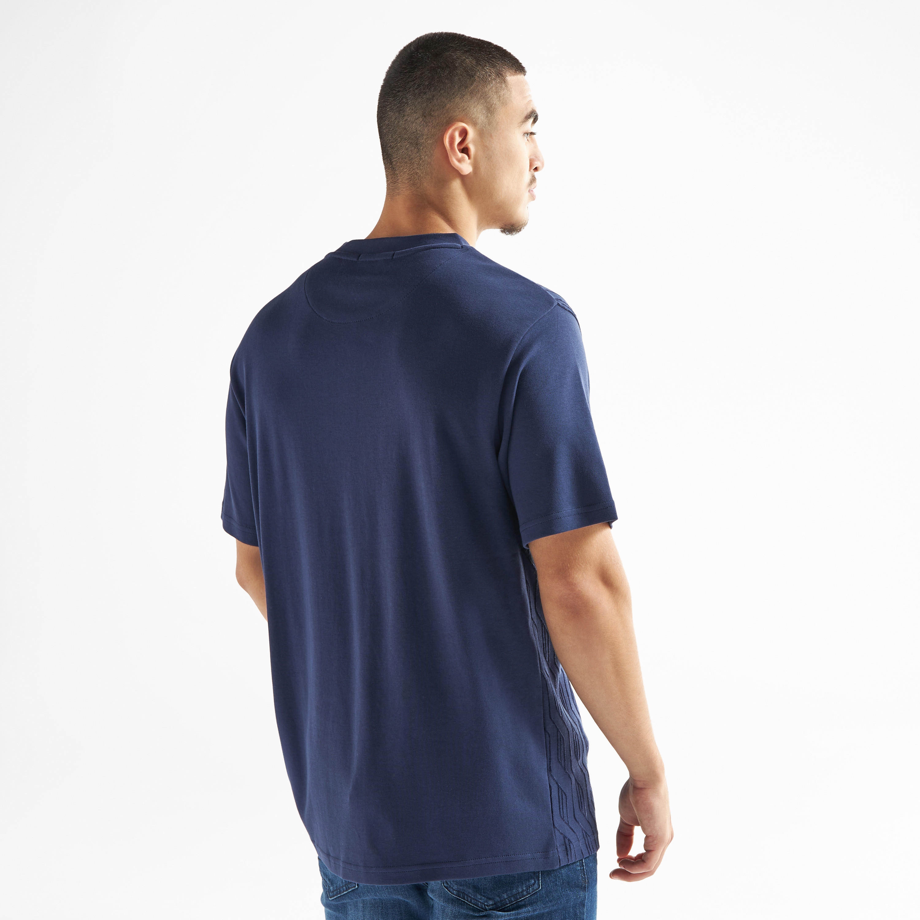 تيشيرت بارز الملمس بقصّة مريحة وياقة ضيّقة وأكمام قصيرة-men-clothing-tshirtsandpolos-tshirts-image-3