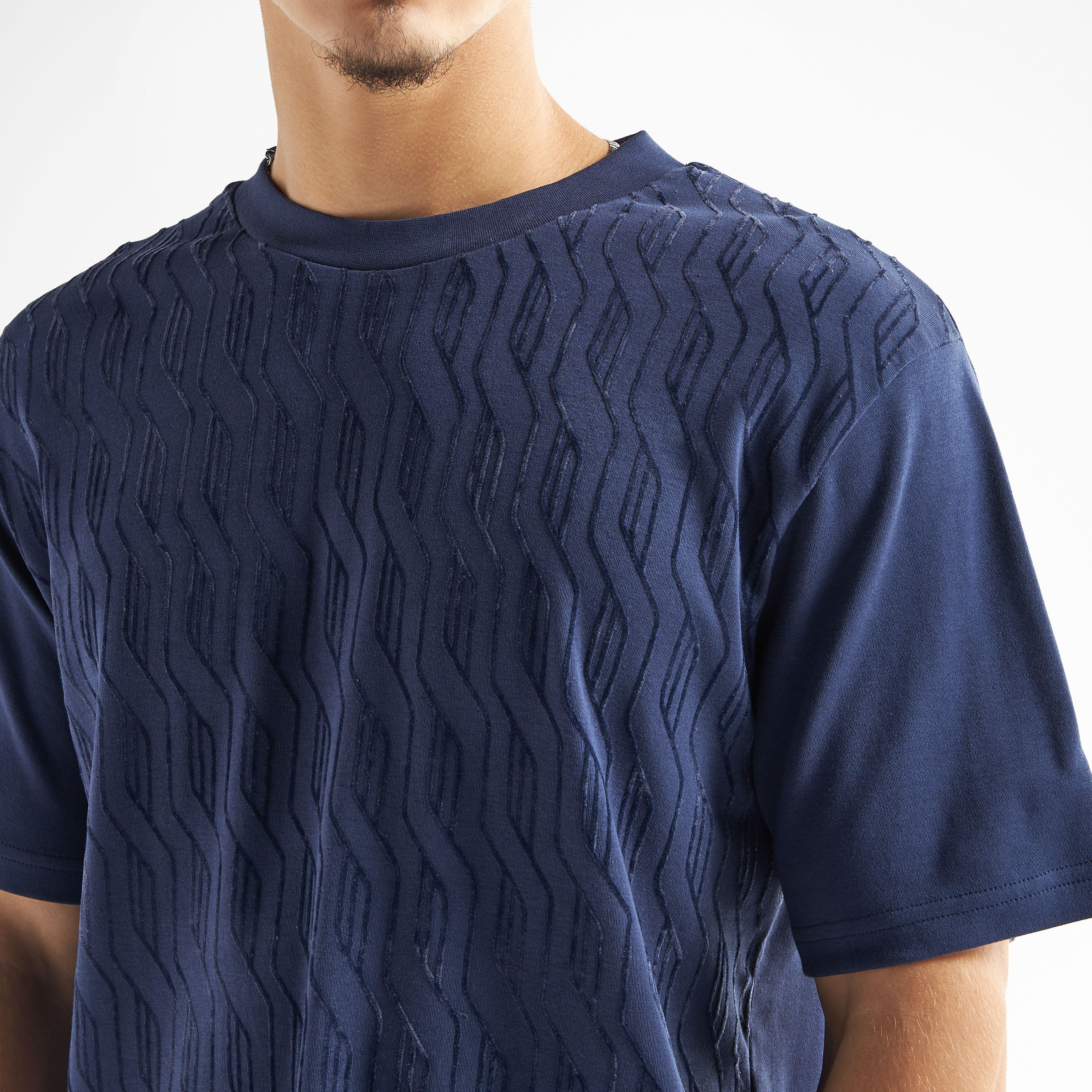 تيشيرت بارز الملمس بقصّة مريحة وياقة ضيّقة وأكمام قصيرة-men-clothing-tshirtsandpolos-tshirts-image-4