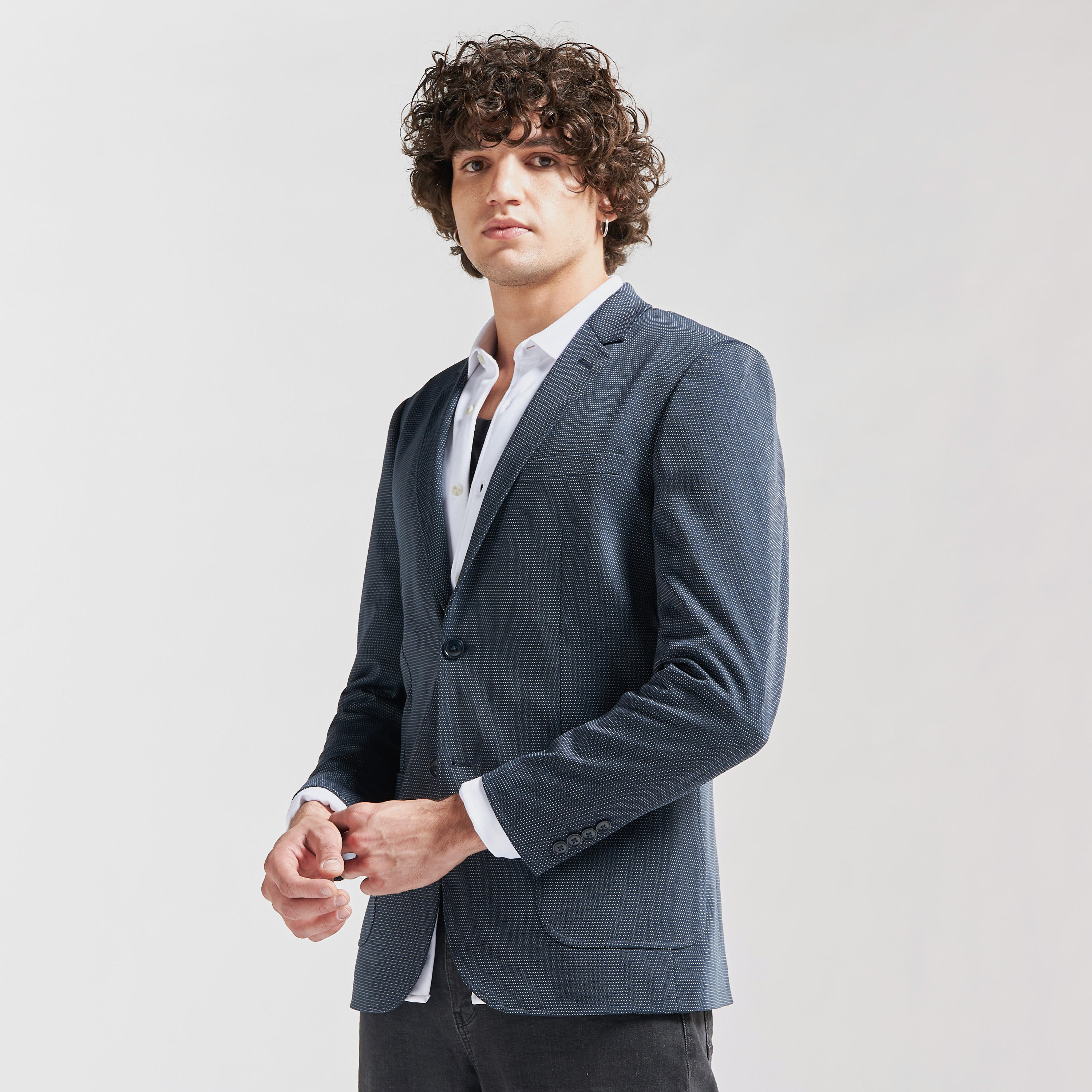 جاكيت بليزر بارز الملمس بياقة مطوية وأكمام طويلة-men-clothing-jacketsandblazers-blazers-image-1