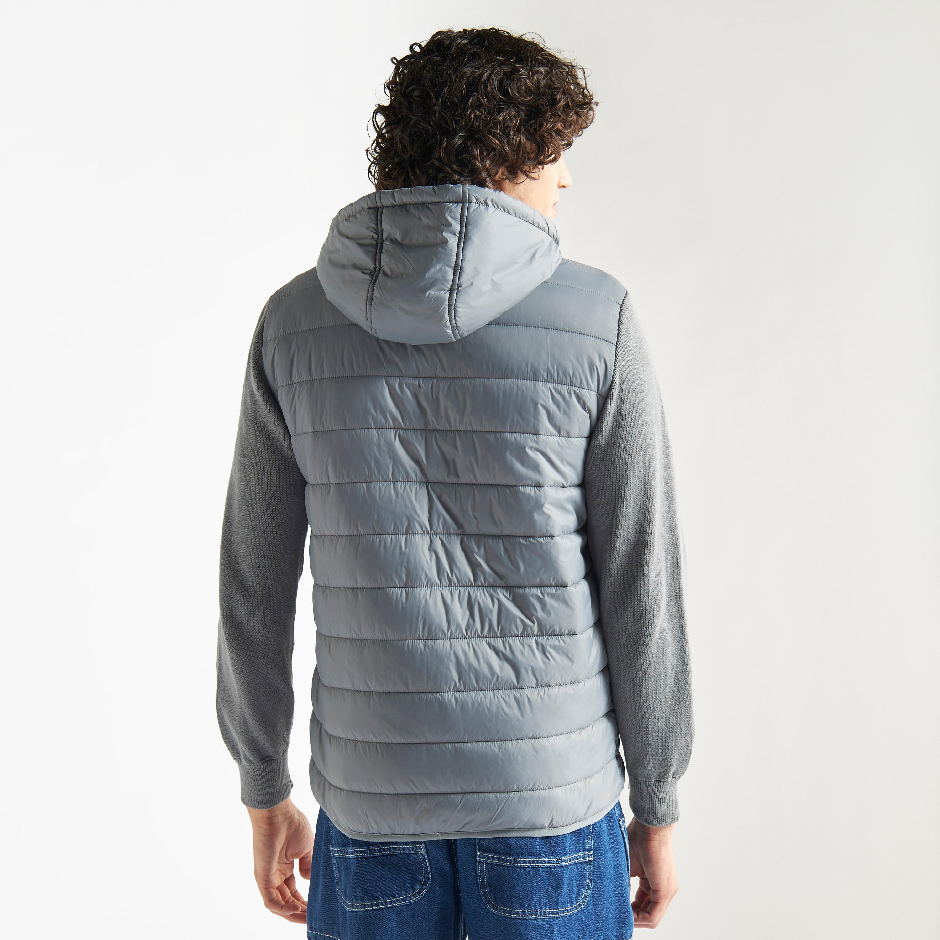 جاكيت بقبّعة وأكمام طويلة وسحاب وجيوب-men-clothing-jacketsandblazers-jackets-image-2