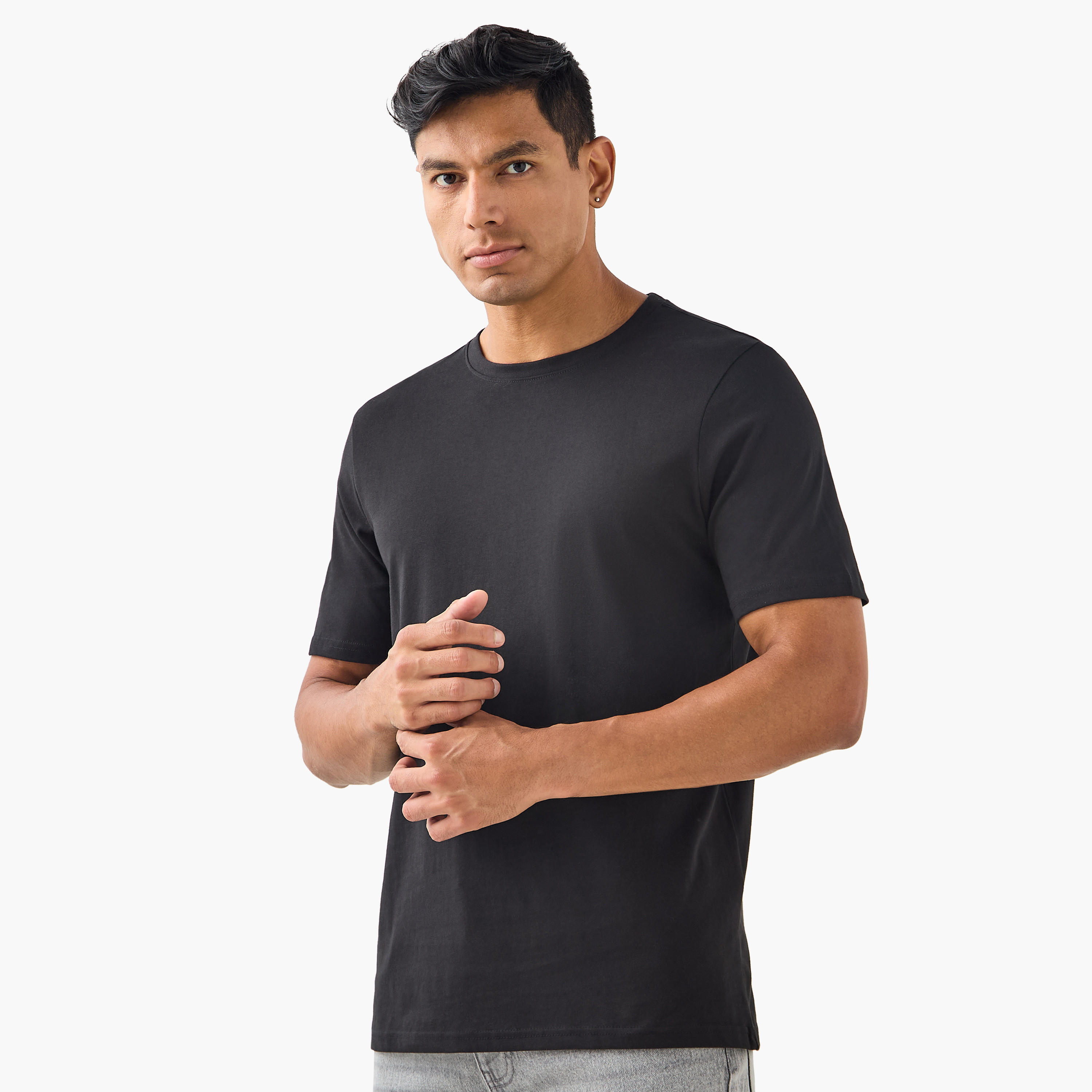 تيشيرت سادة بياقة ضيّقة وأكمام قصيرة - طقم من 3 قطع-men-clothing-tshirtsandpolos-tshirts-image-5