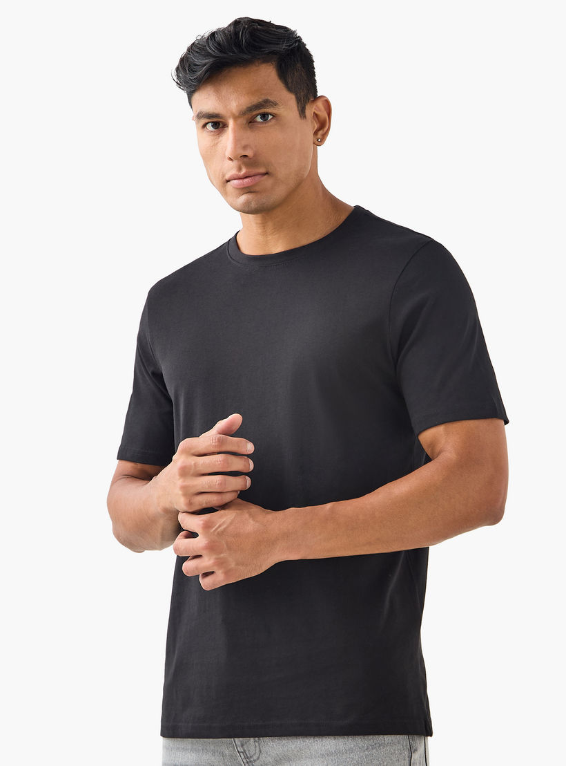 تيشيرت سادة بياقة ضيّقة وأكمام قصيرة - طقم من 3 قطع-men-clothing-tshirtsandpolos-tshirts-image-5