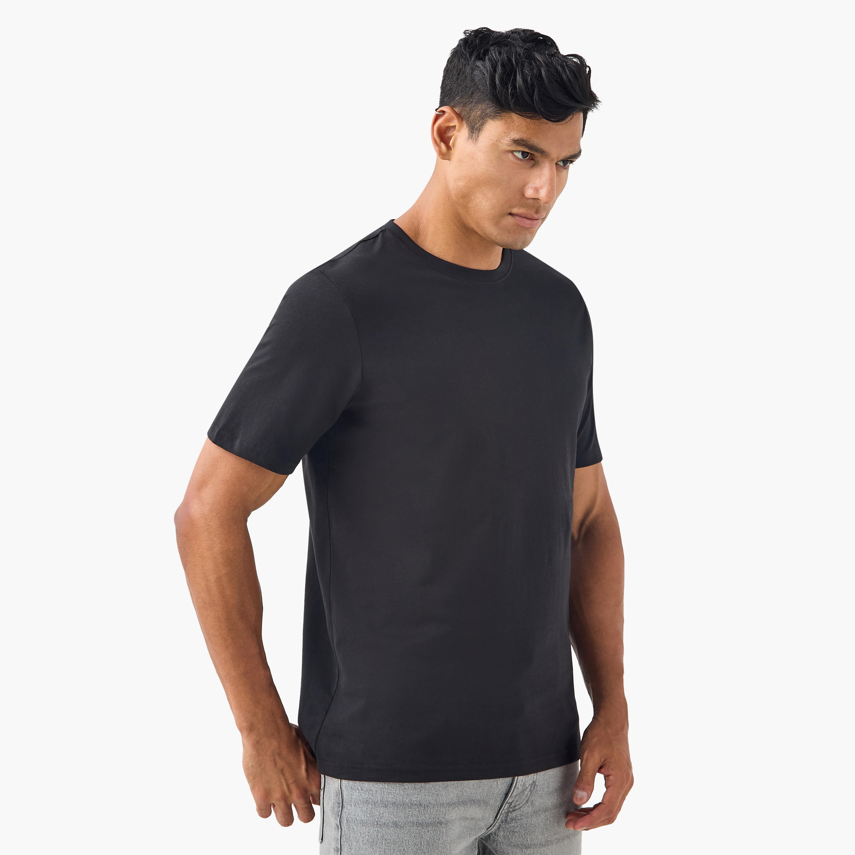 تيشيرت سادة بياقة ضيّقة وأكمام قصيرة - طقم من 3 قطع-men-clothing-tshirtsandpolos-tshirts-image-4
