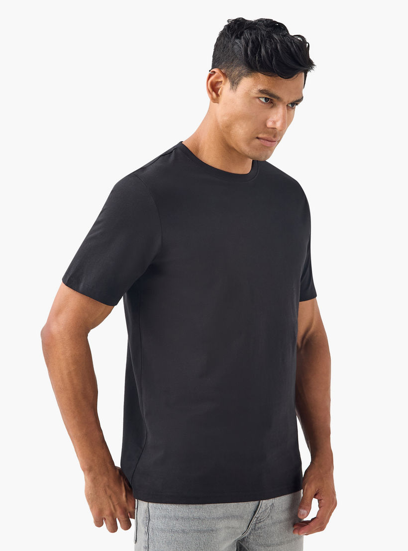 تيشيرت سادة بياقة ضيّقة وأكمام قصيرة - طقم من 3 قطع-men-clothing-tshirtsandpolos-tshirts-image-4