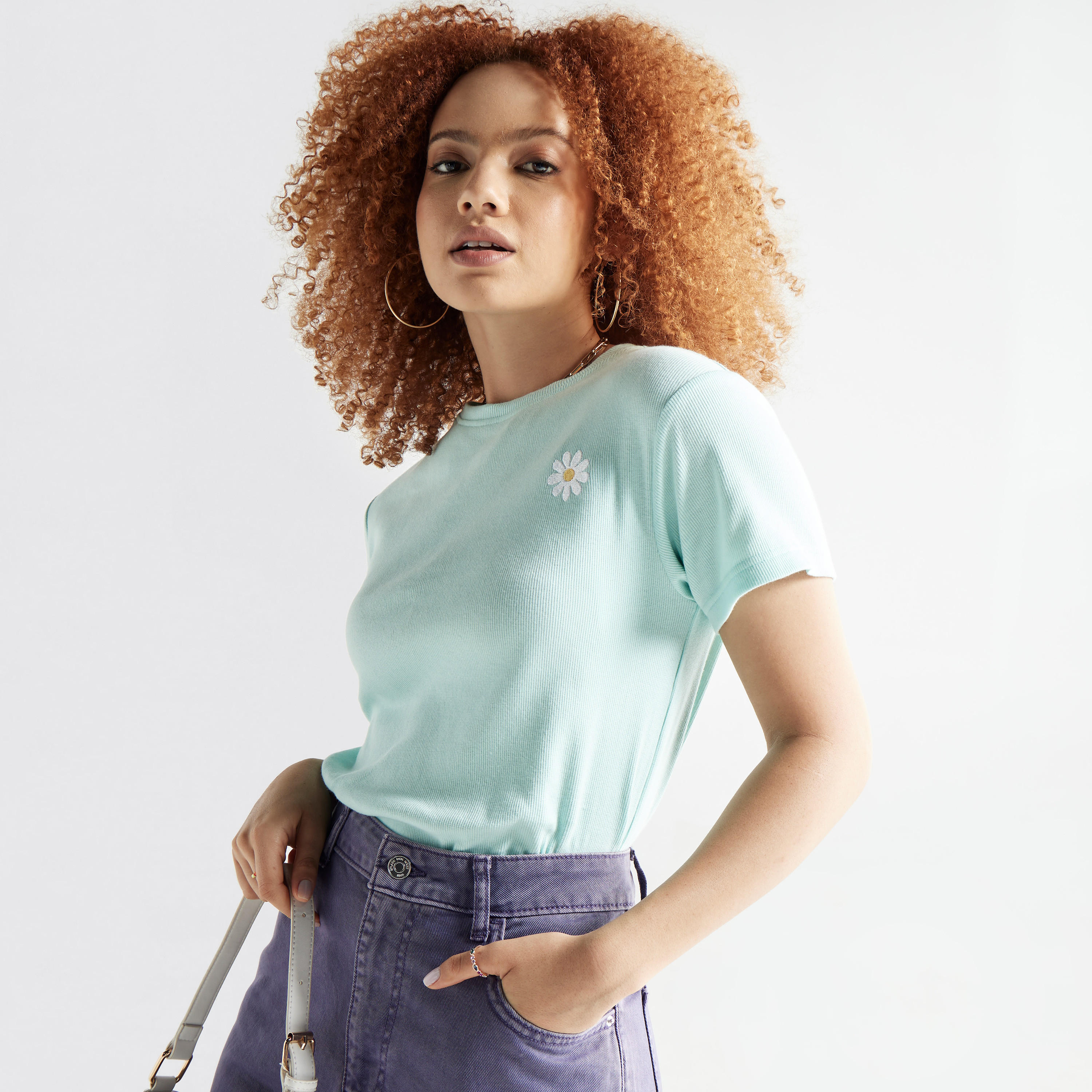 تيشيرت مطرّز بأكمام قصيرة وياقة ضيقة-women-clothing-tshirts-image-1