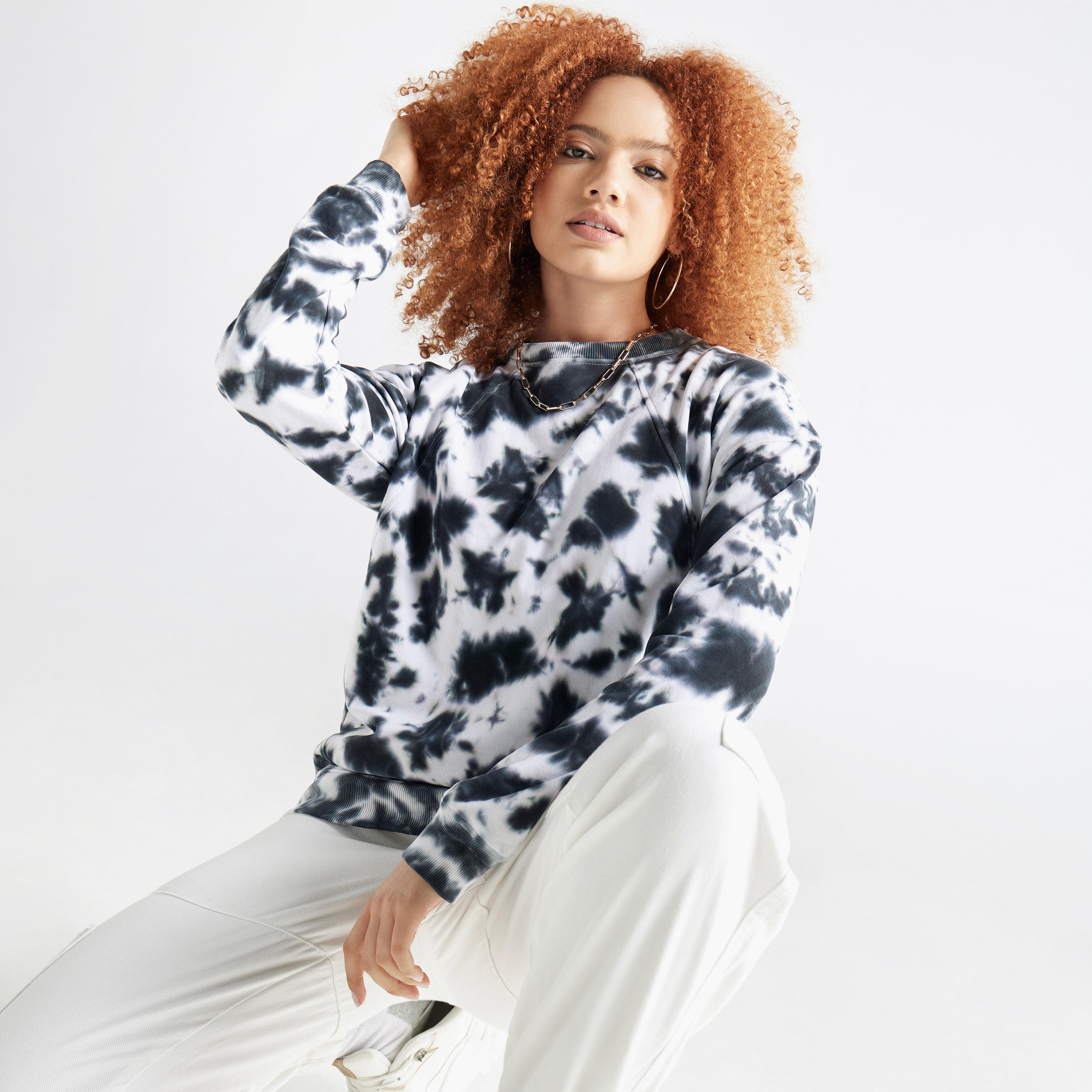 سويت شيرت بطبعات جرافيك وياقة مستديرة-women-winterwear-hoodiesandsweatshirts-sweatshirts-image-1