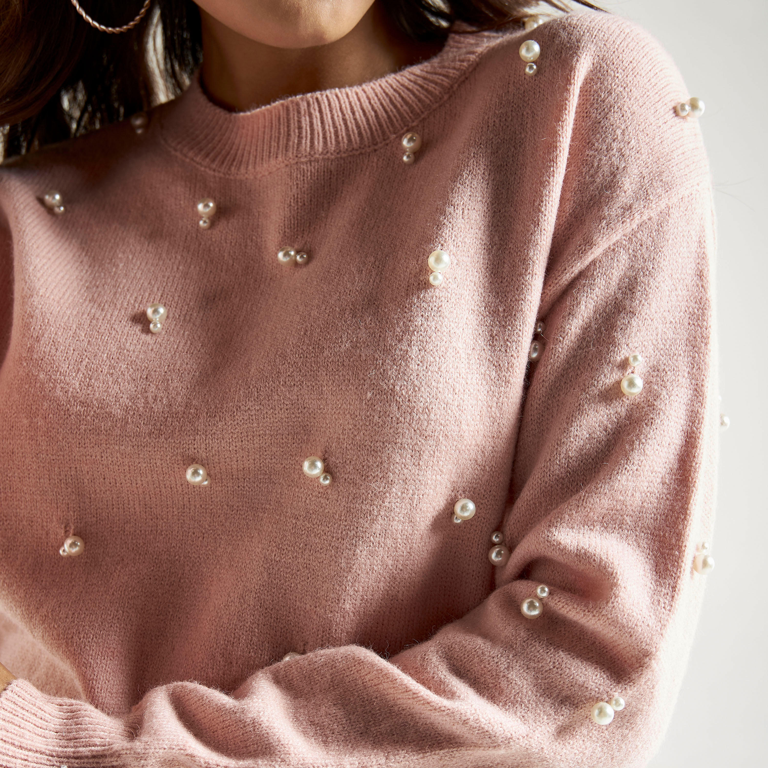 كنزة مزيّنة باللؤلؤ بياقة ضيقة وأكمام طويلة-women-clothing-cardigansandjumpers-jumpers-image-4