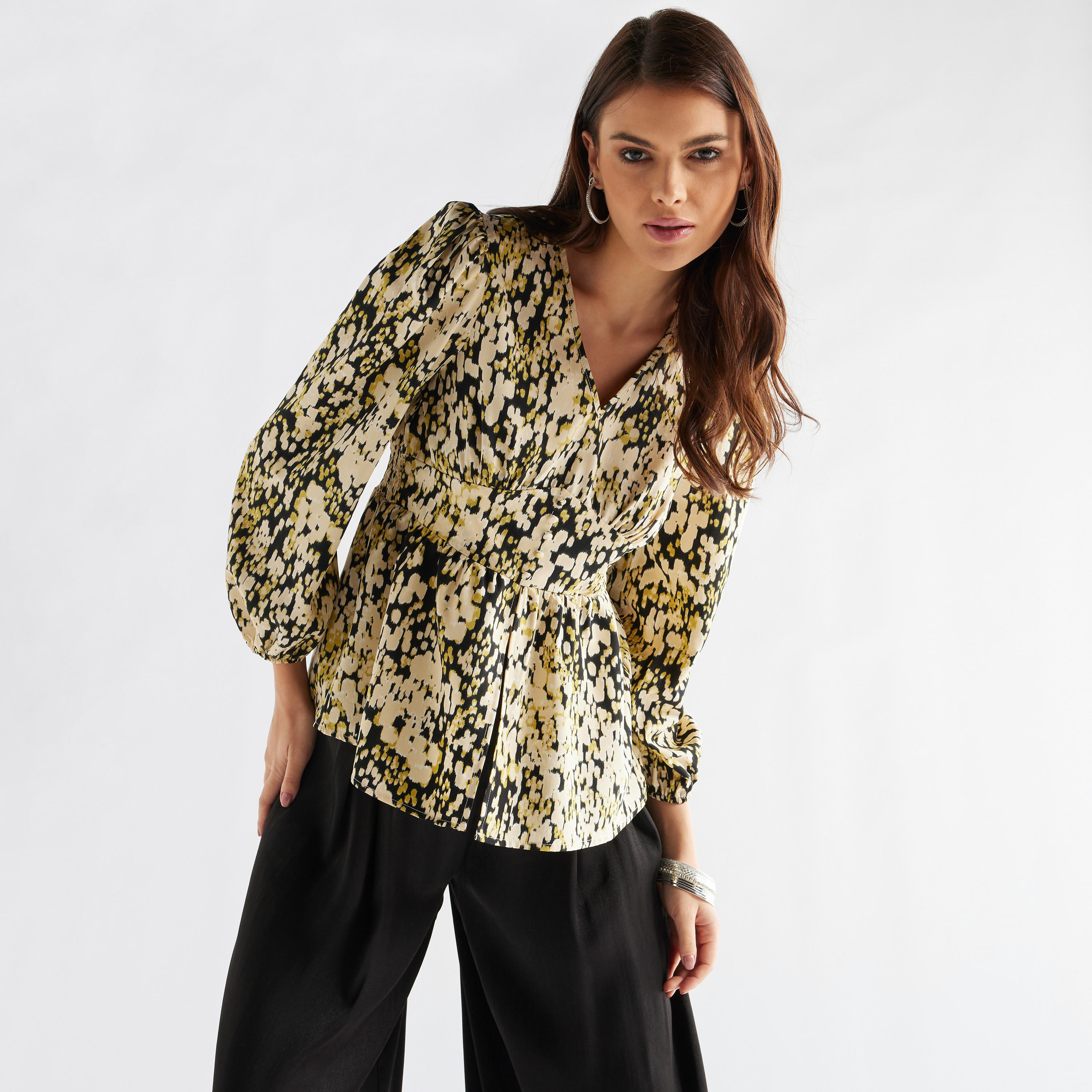 بلوزة بأكمام طويلة وياقة V وطبعات تزينها بالكامل-women-clothing-shirtsandblouses-blouses-image-1