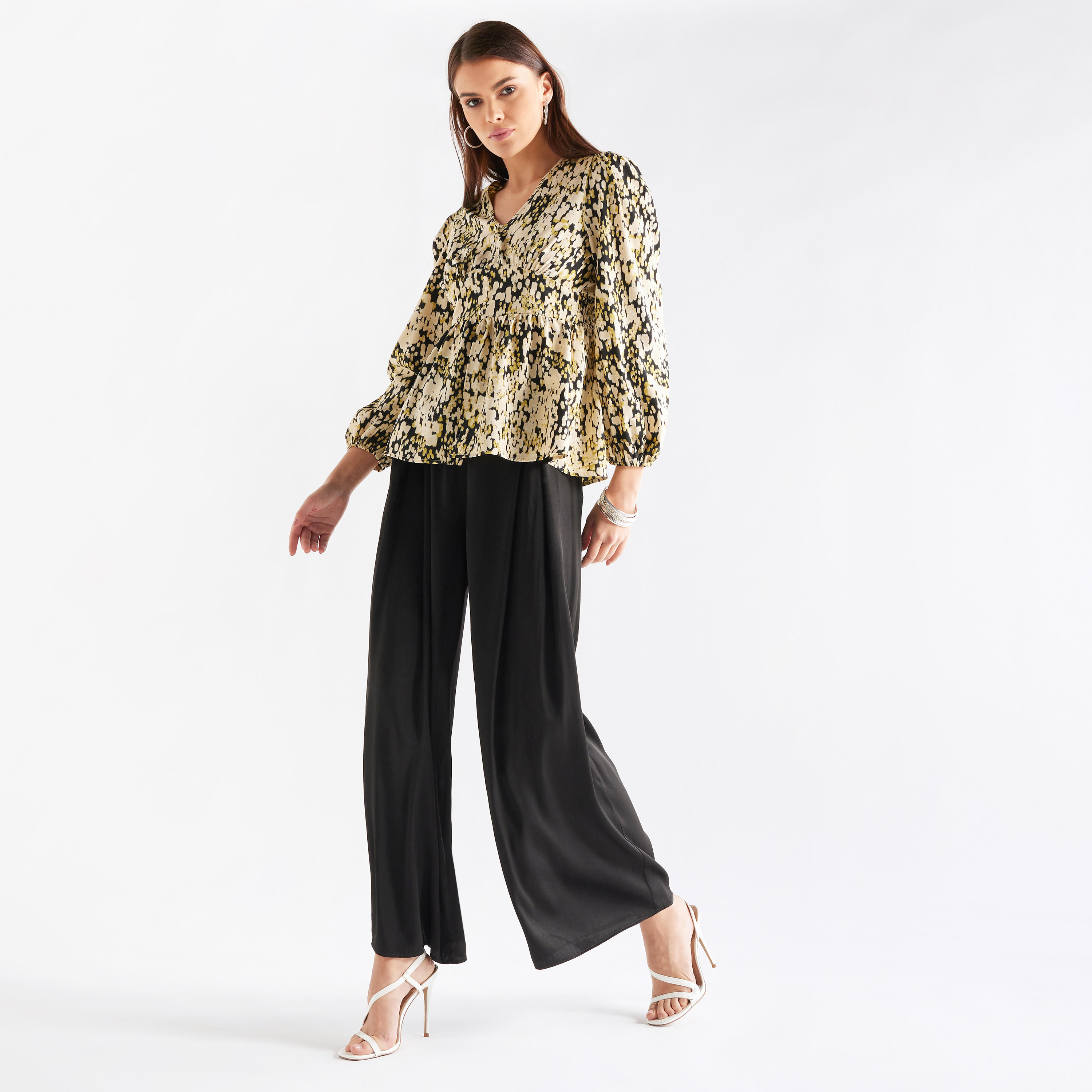 بلوزة بأكمام طويلة وياقة V وطبعات تزينها بالكامل-women-clothing-shirtsandblouses-blouses-image-2