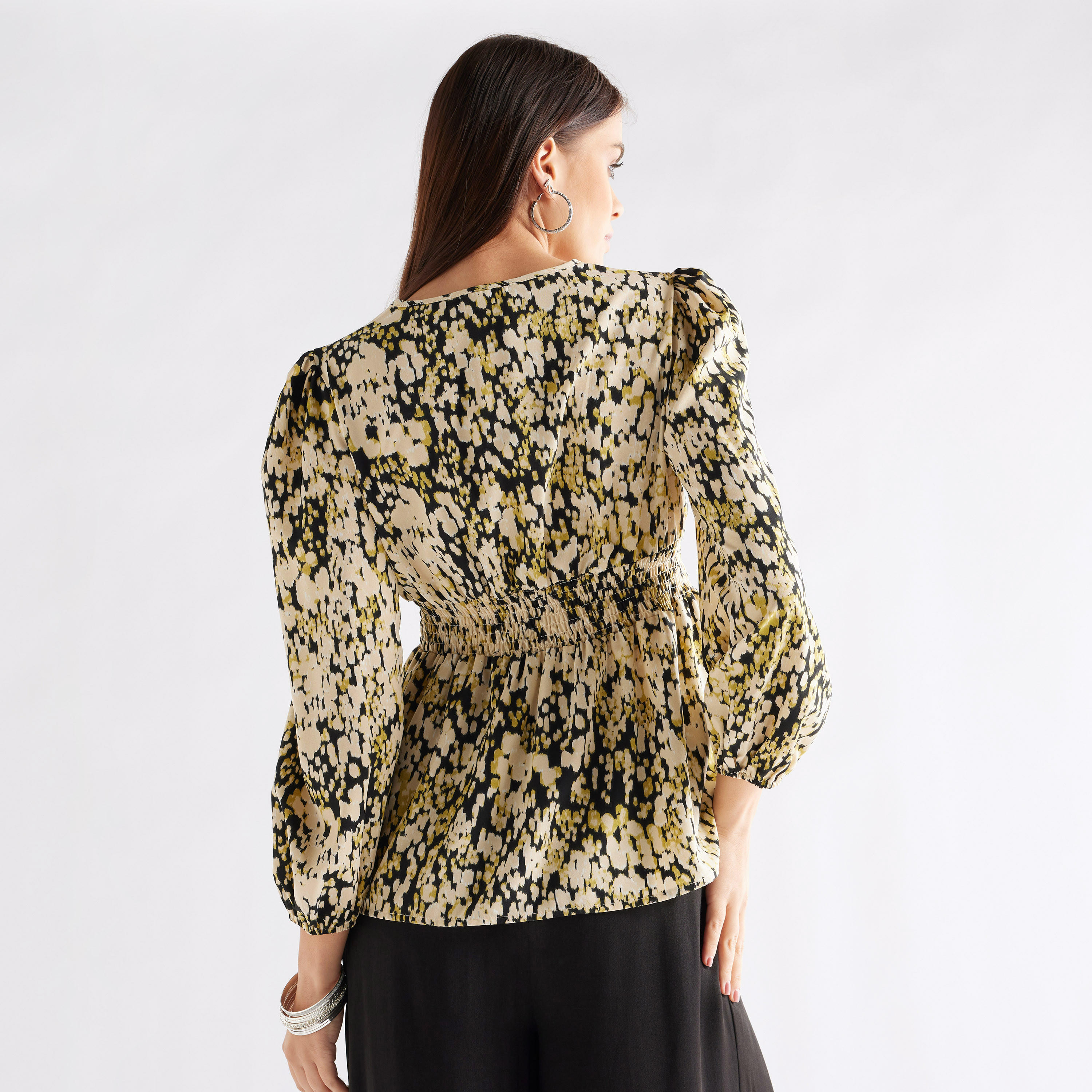 بلوزة بأكمام طويلة وياقة V وطبعات تزينها بالكامل-women-clothing-shirtsandblouses-blouses-image-3