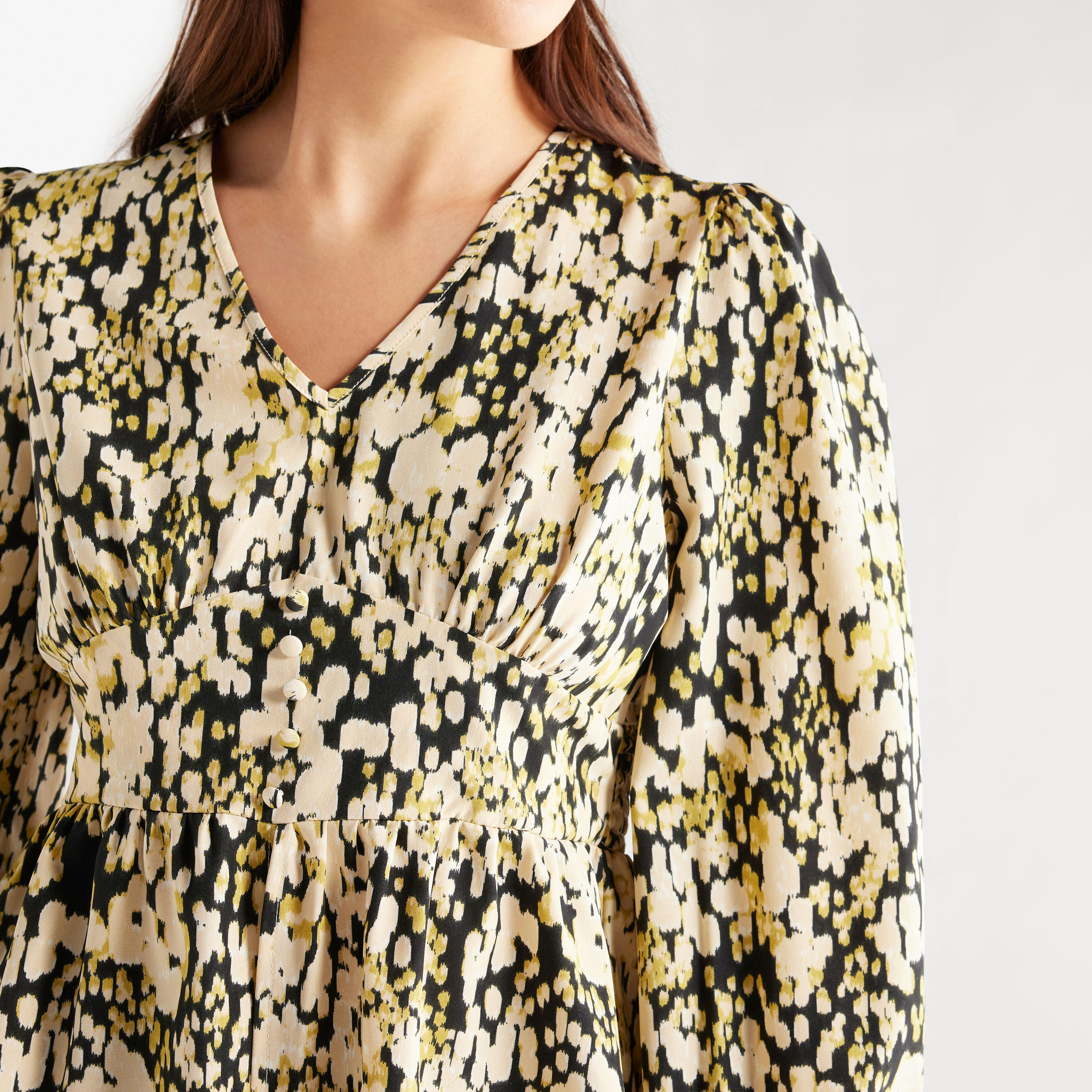بلوزة بأكمام طويلة وياقة V وطبعات تزينها بالكامل-women-clothing-shirtsandblouses-blouses-image-4