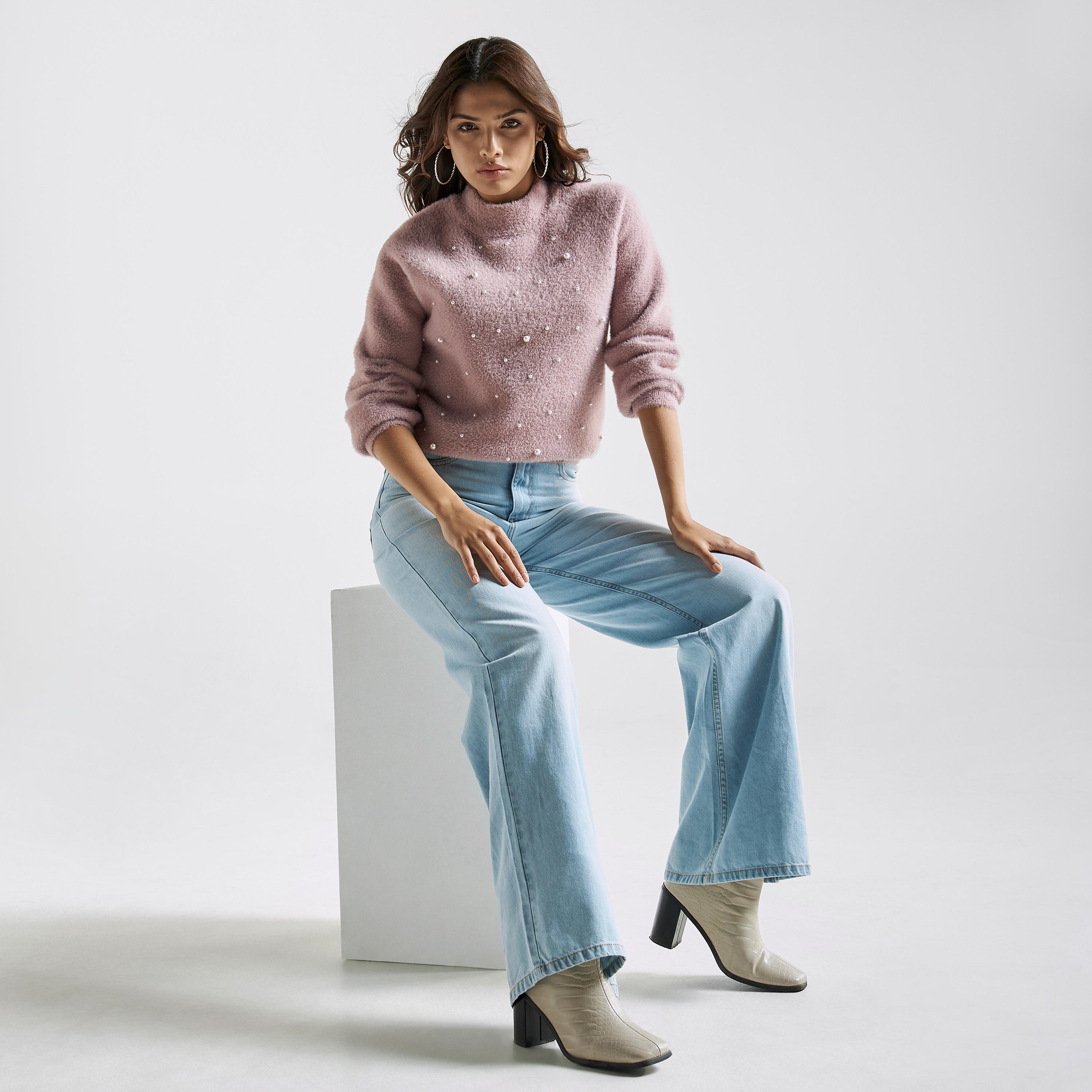 كنزة مزيّنة باللؤلؤ بياقة v وأكمام طويلة-women-clothing-cardigansandjumpers-jumpers-image-2