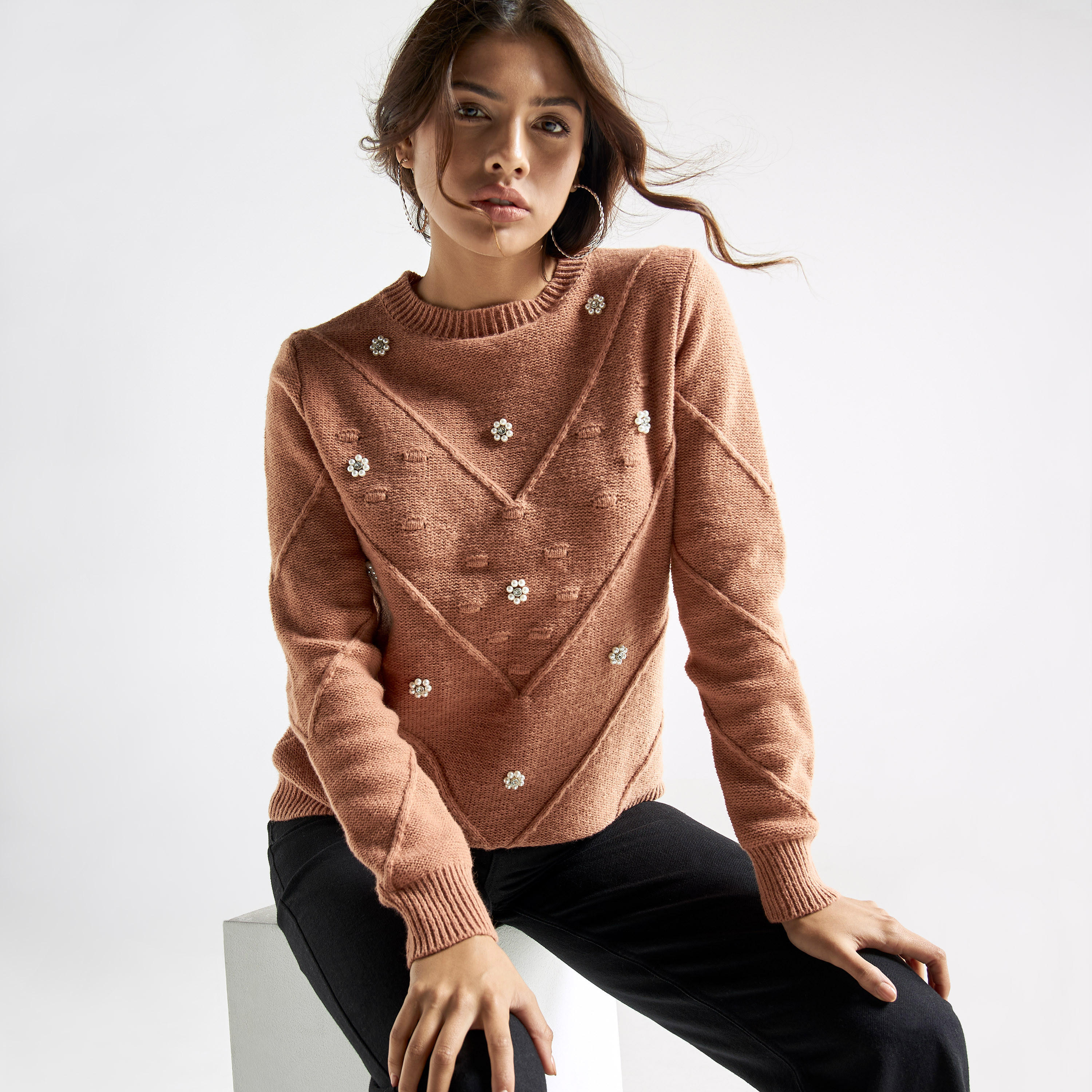 كنزة مزيّنة بياقة عالية وأكمام طويلة-women-clothing-cardigansandjumpers-jumpers-image-1