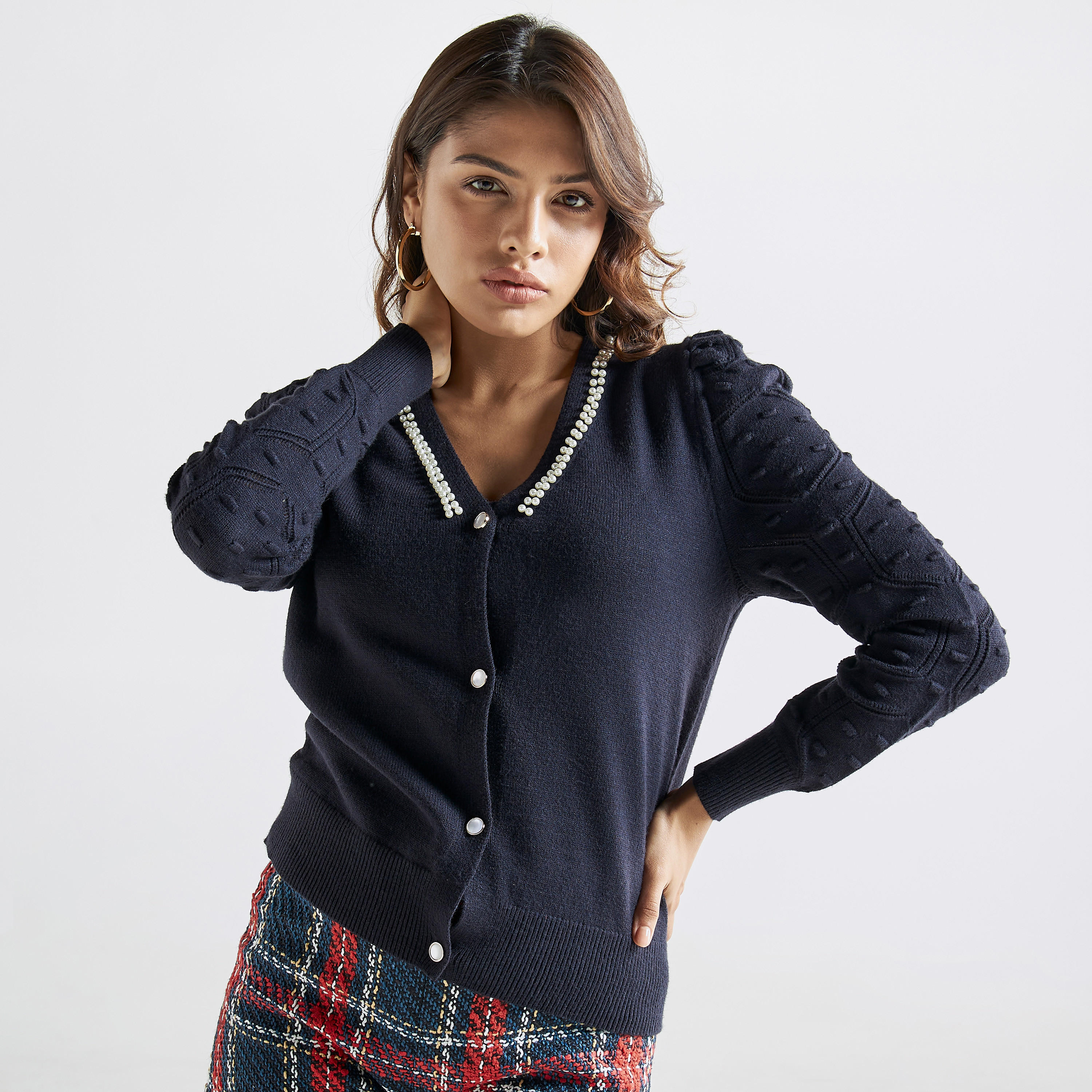 كارديجان مزيّن باللؤلؤ بياقة v وأكمام طويلة-women-winterwear-cardigansandjumpers-cardigans-image-5