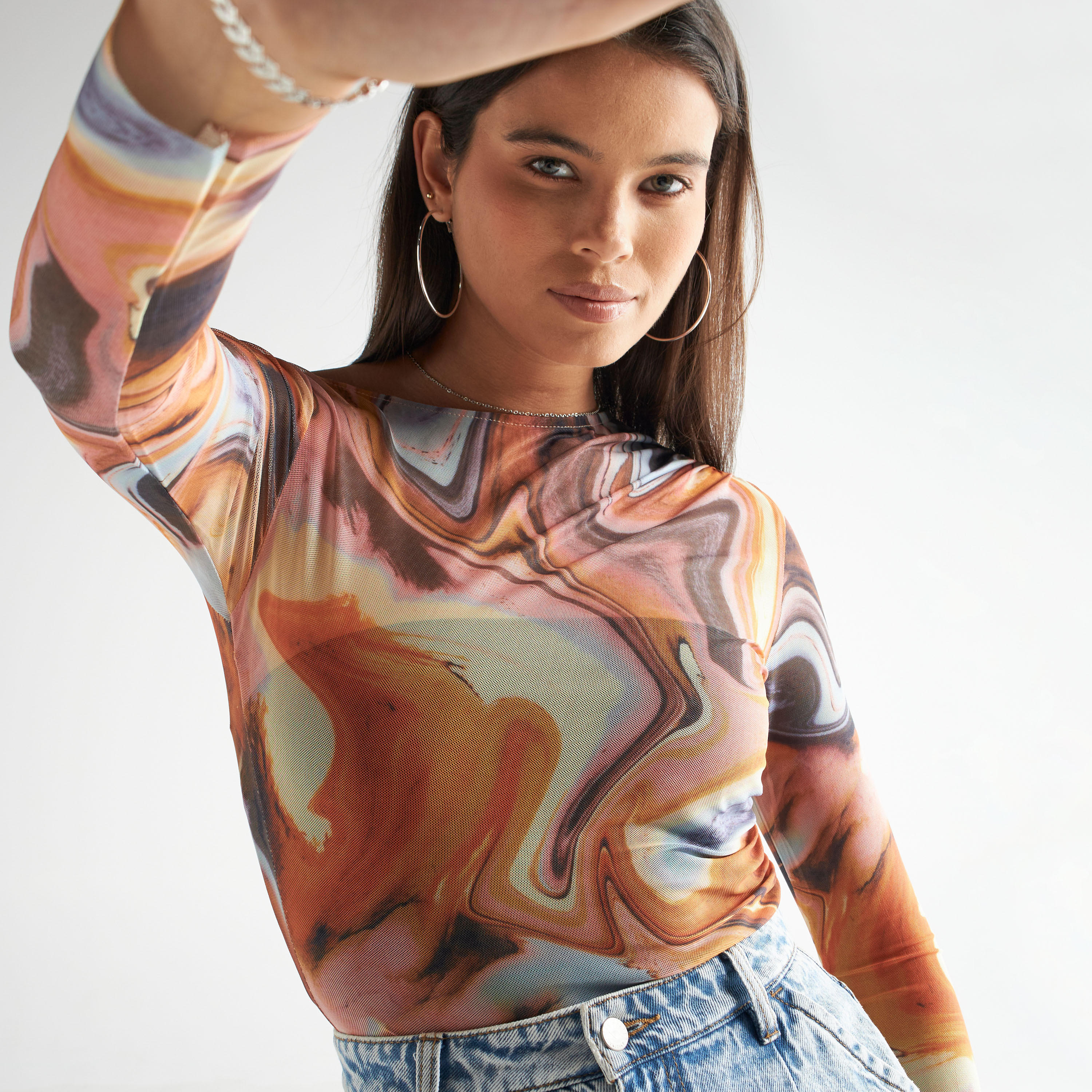 بلوزة بياقة ضيقة وأكمام طويلة وطبعات-women-clothing-tshirts-image-1