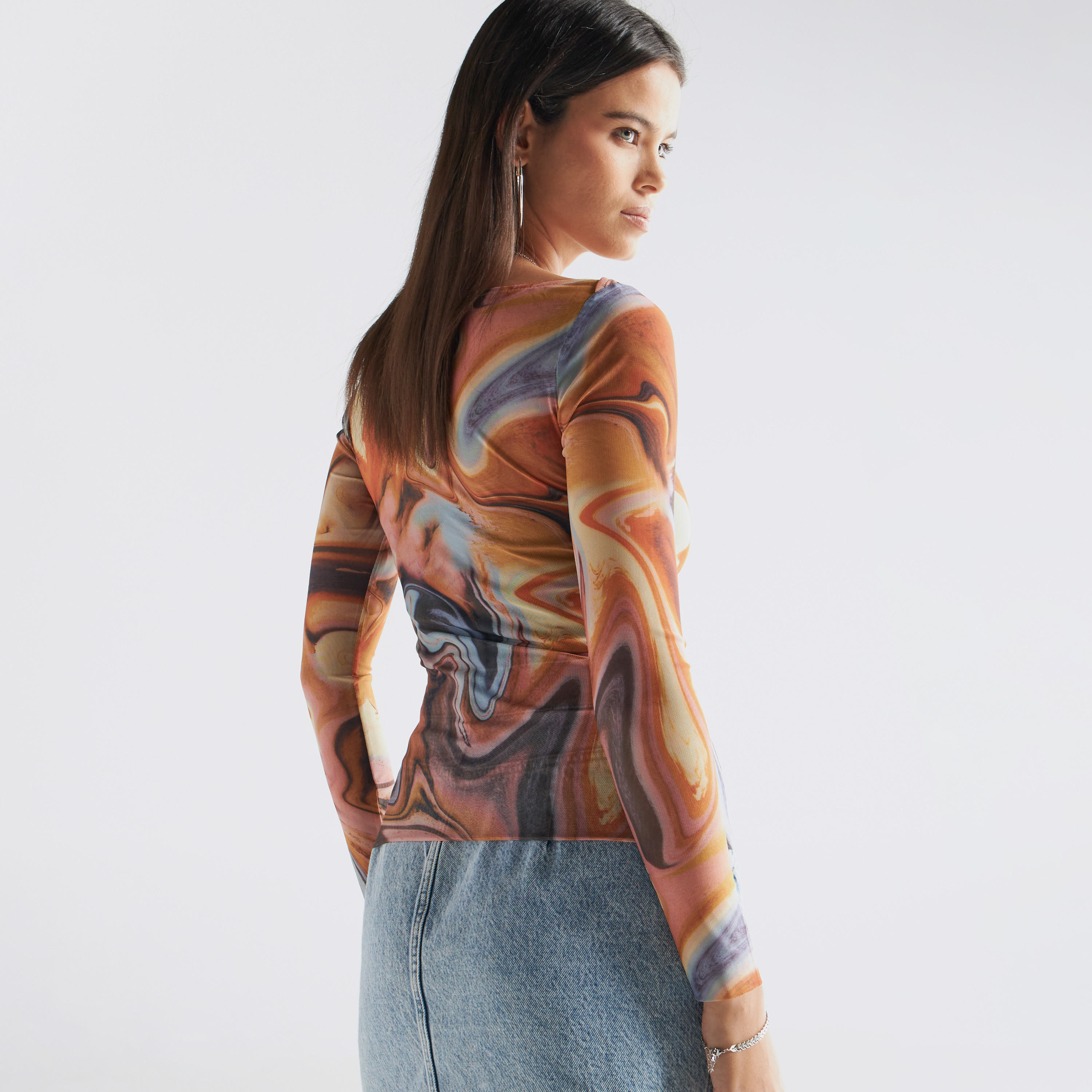 بلوزة بياقة ضيقة وأكمام طويلة وطبعات-women-clothing-tshirts-image-3
