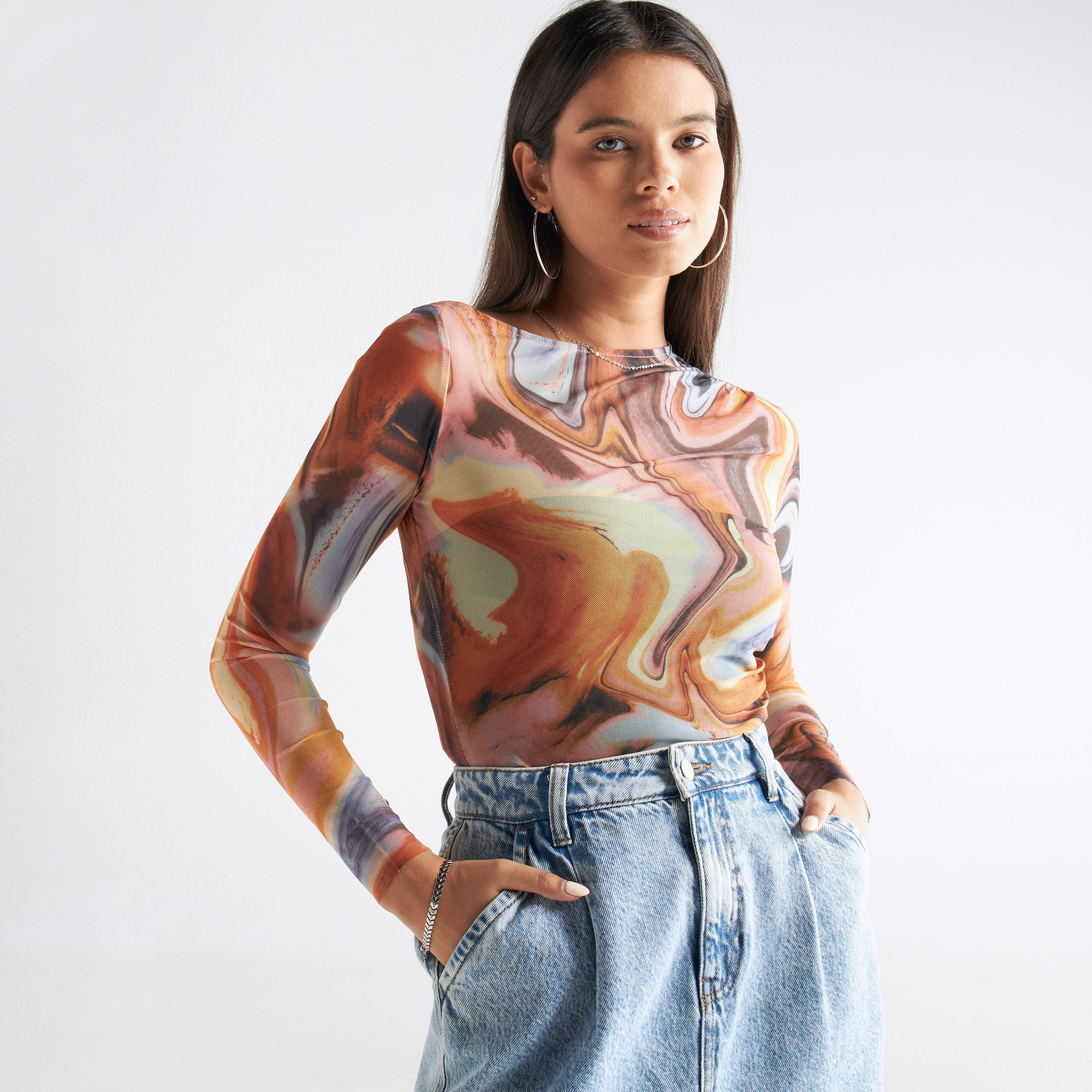بلوزة بياقة ضيقة وأكمام طويلة وطبعات-women-clothing-tshirts-image-4