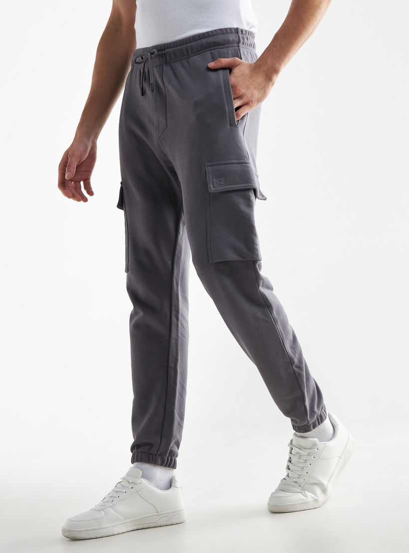 بنطلون رياضي سادة بخصر مرن وجيوب-men-clothing-bottoms-joggers-image-4