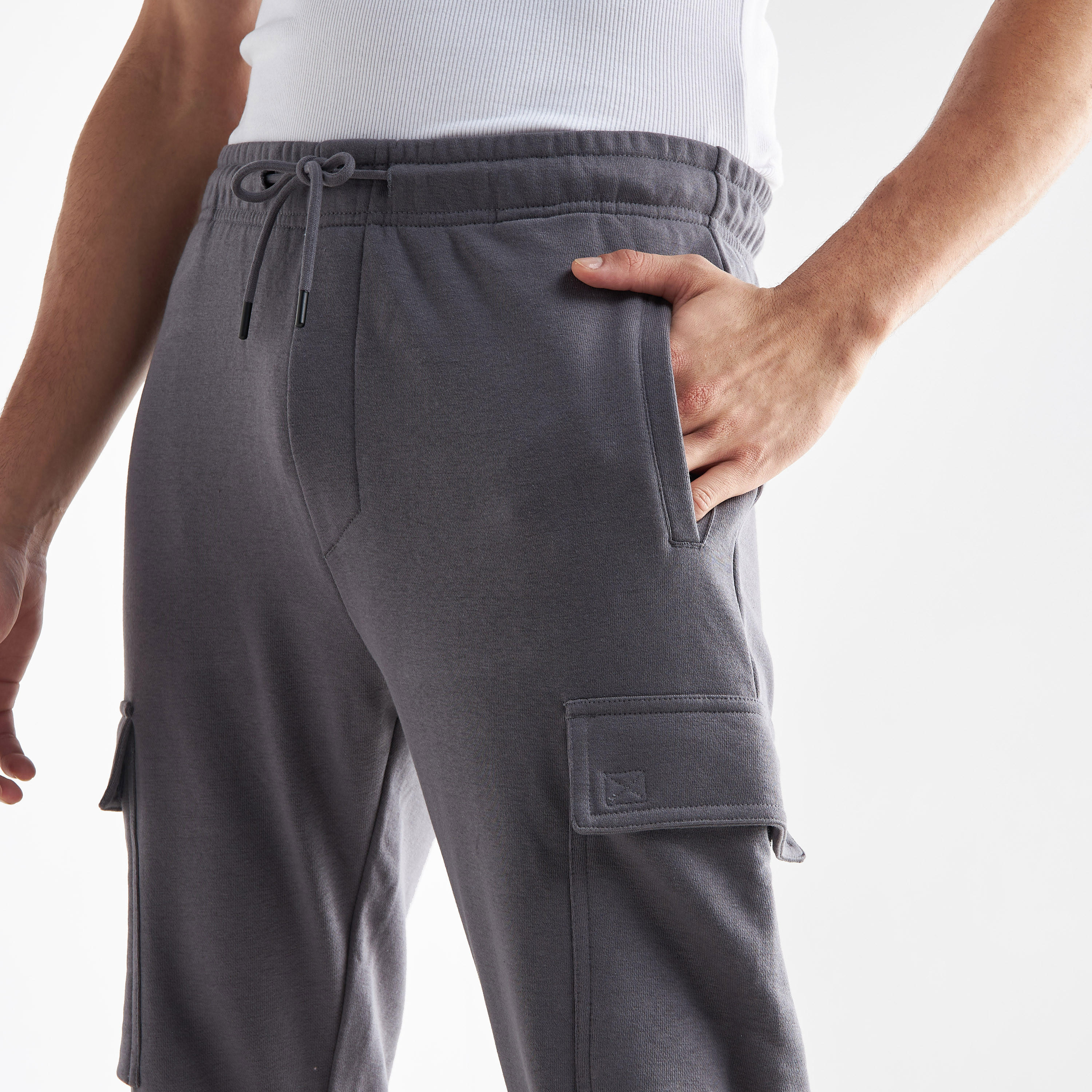 بنطلون رياضي سادة بخصر مرن وجيوب-men-clothing-bottoms-joggers-image-1