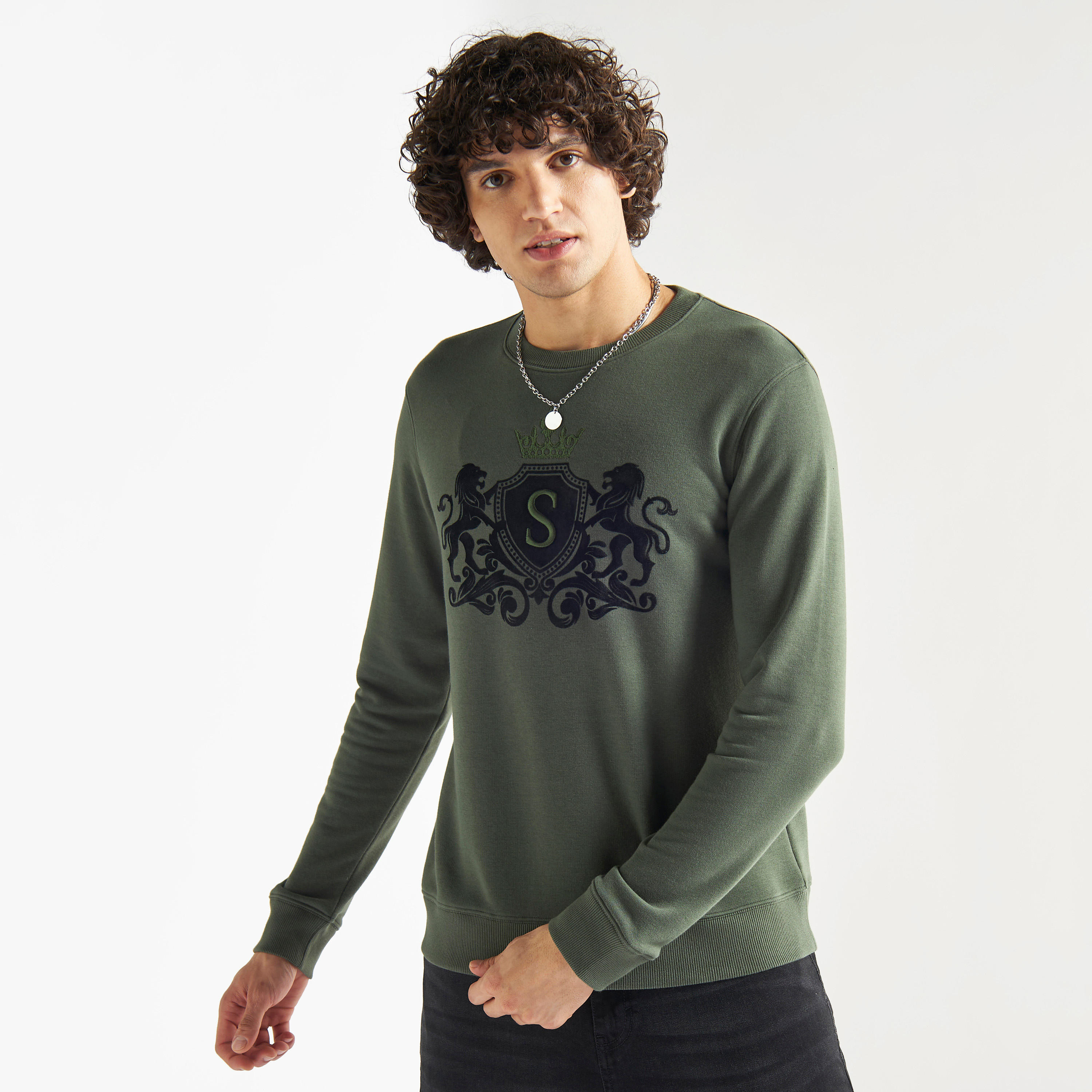 سويت شيرت بياقة ضيقة وأكمام طويلة وطبعات-men-winterwear-hoodiesandsweatshirts-image-1