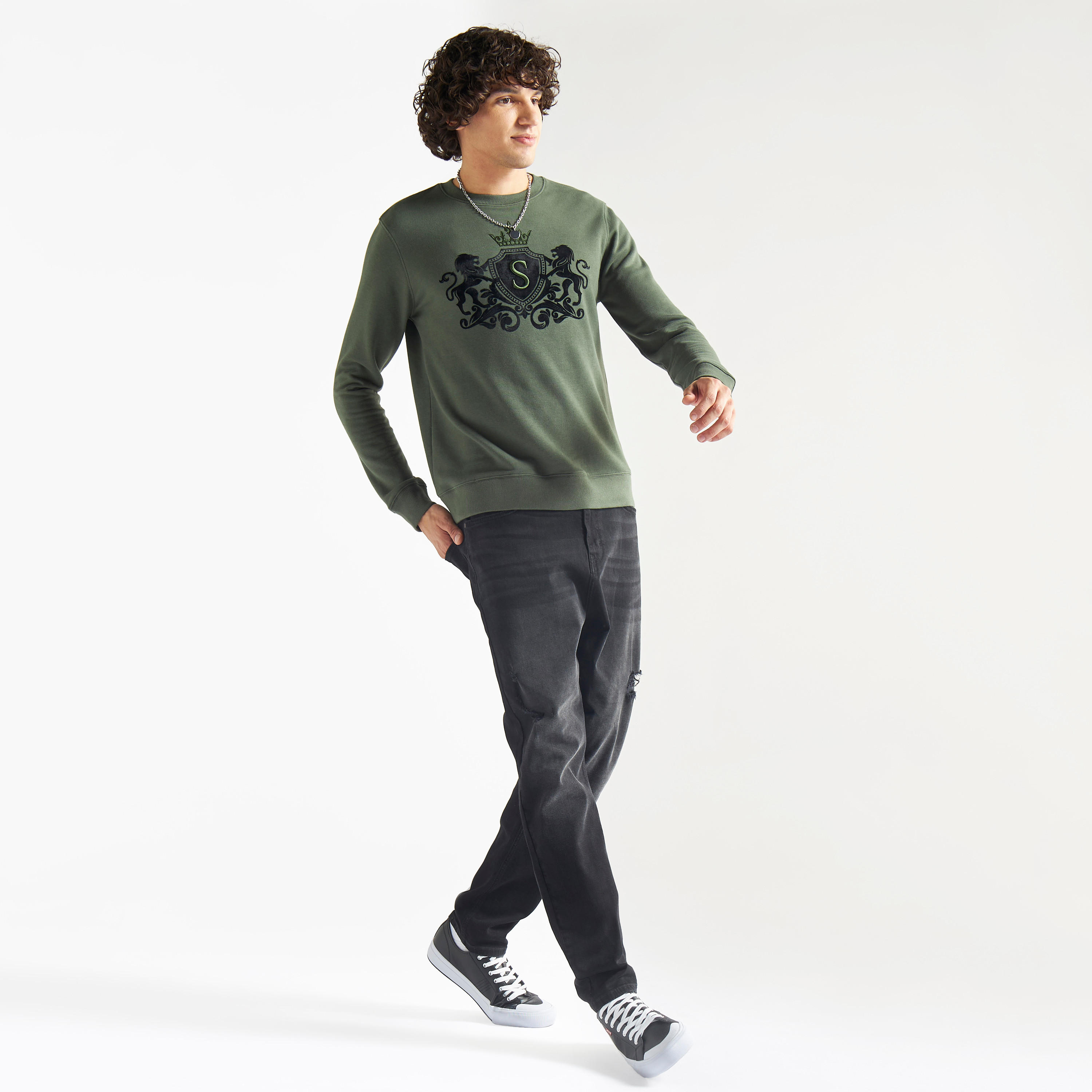 سويت شيرت بياقة ضيقة وأكمام طويلة وطبعات-men-winterwear-hoodiesandsweatshirts-image-2