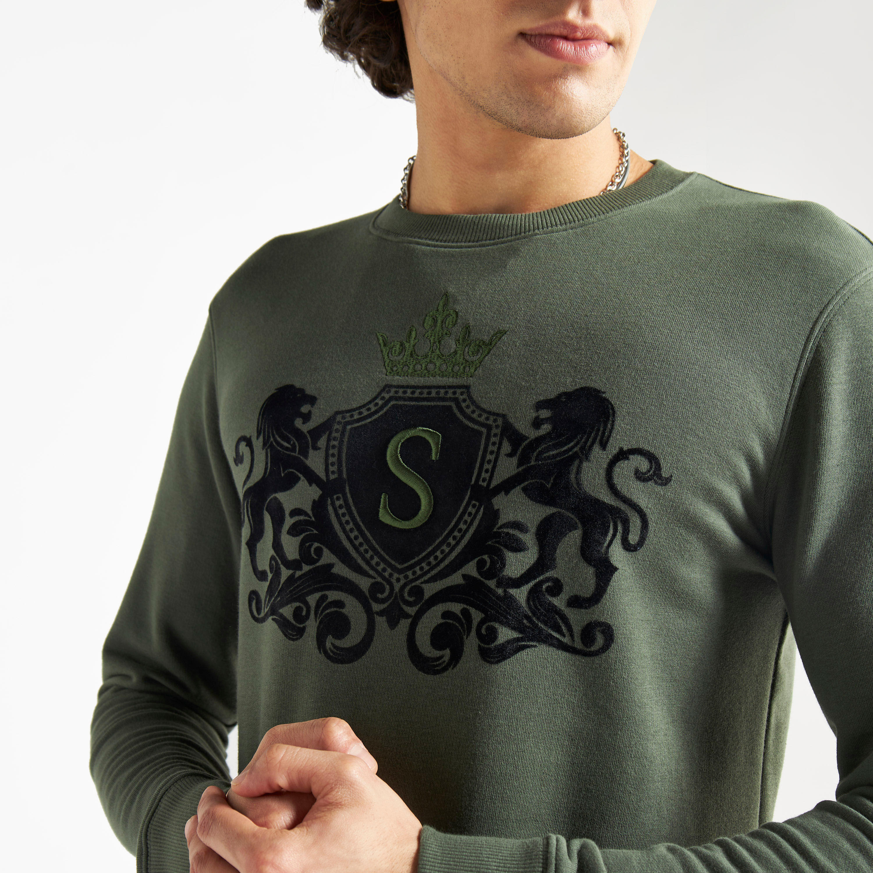 سويت شيرت بياقة ضيقة وأكمام طويلة وطبعات-men-winterwear-hoodiesandsweatshirts-image-4