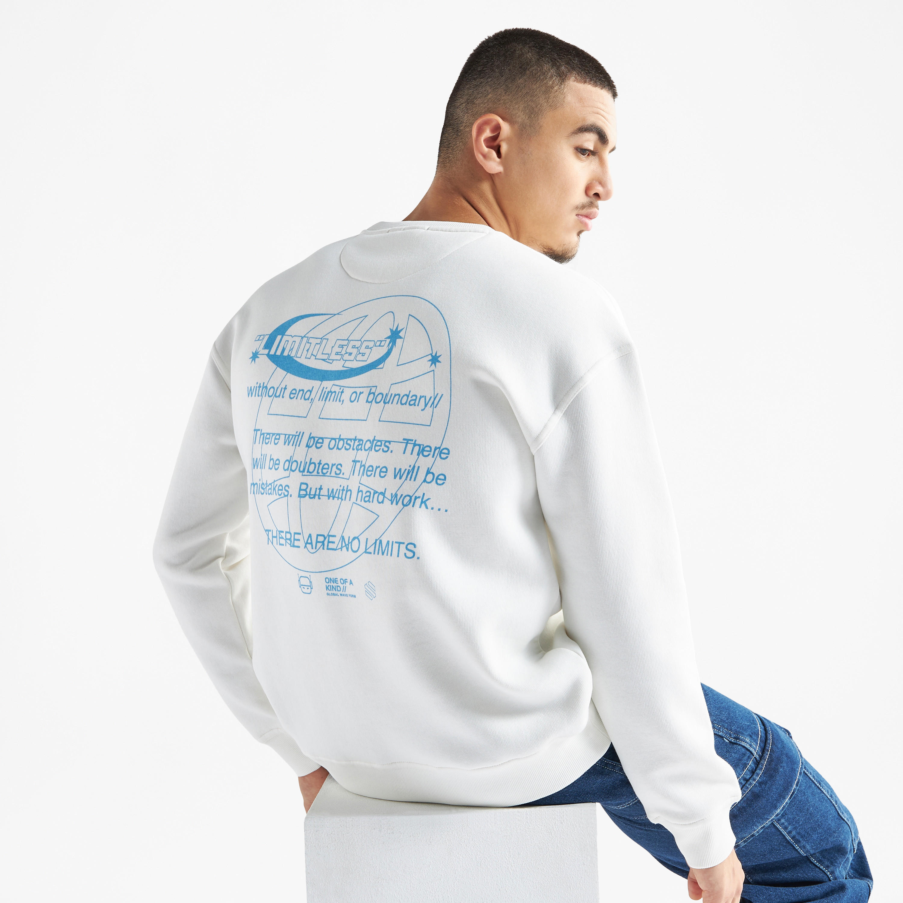سويت شيرت بياقة ضيقة وأكمام طويلة وطبعات-men-winterwear-hoodiesandsweatshirts-image-1