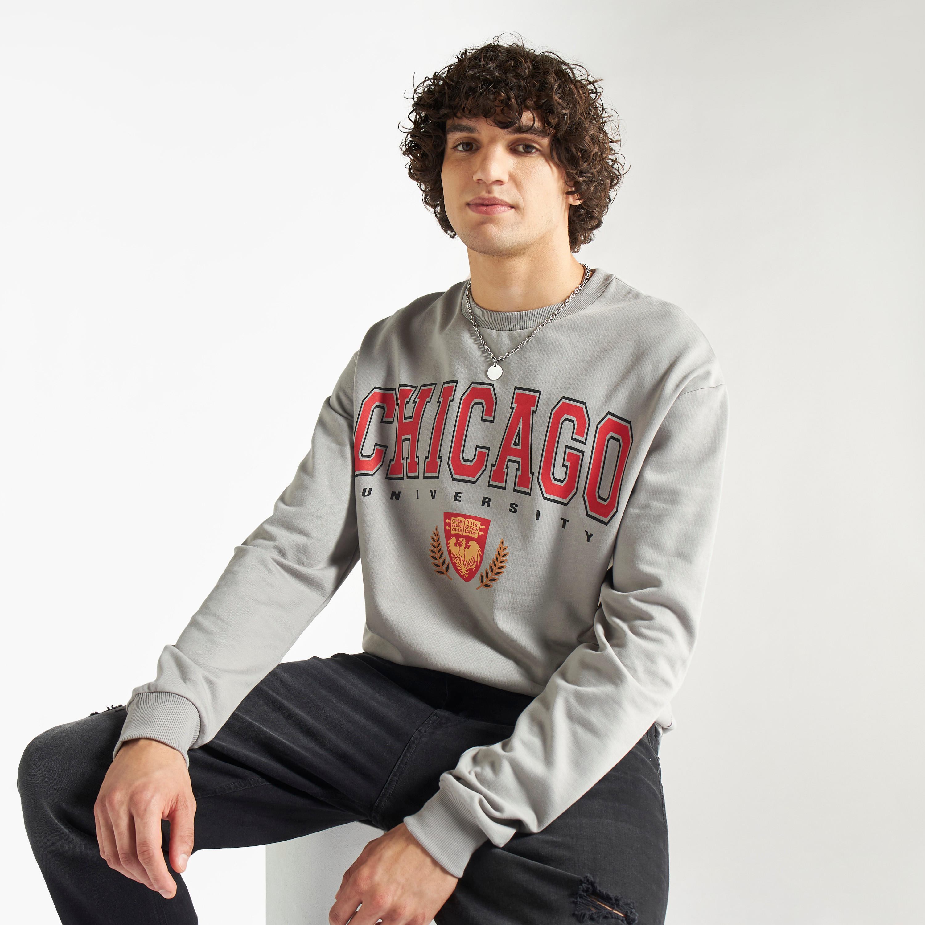 سويت شيرت بياقة ضيّقة وأكمام طويلة وطبعات-men-winterwear-hoodiesandsweatshirts-image-1