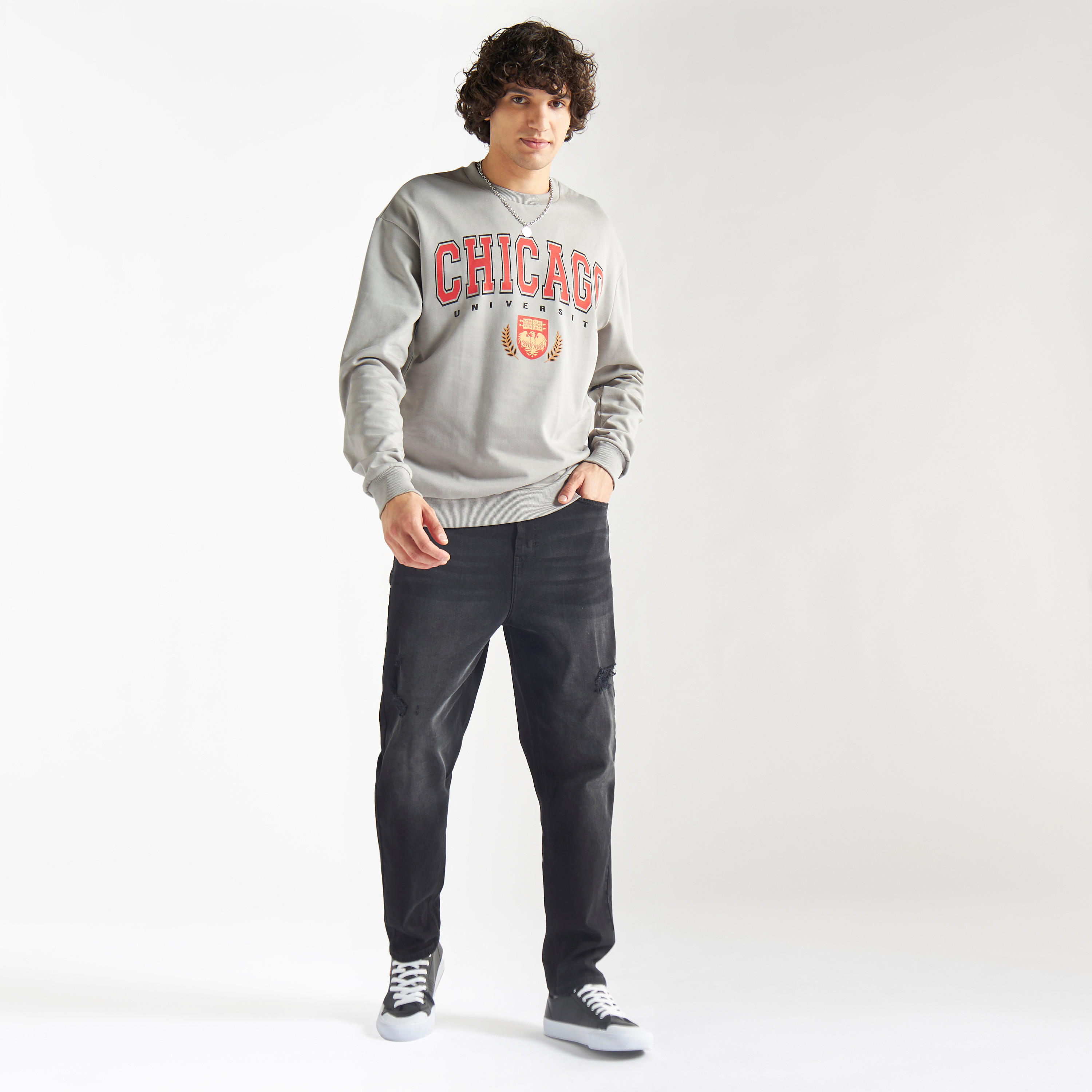 سويت شيرت بياقة ضيّقة وأكمام طويلة وطبعات-men-winterwear-hoodiesandsweatshirts-image-2