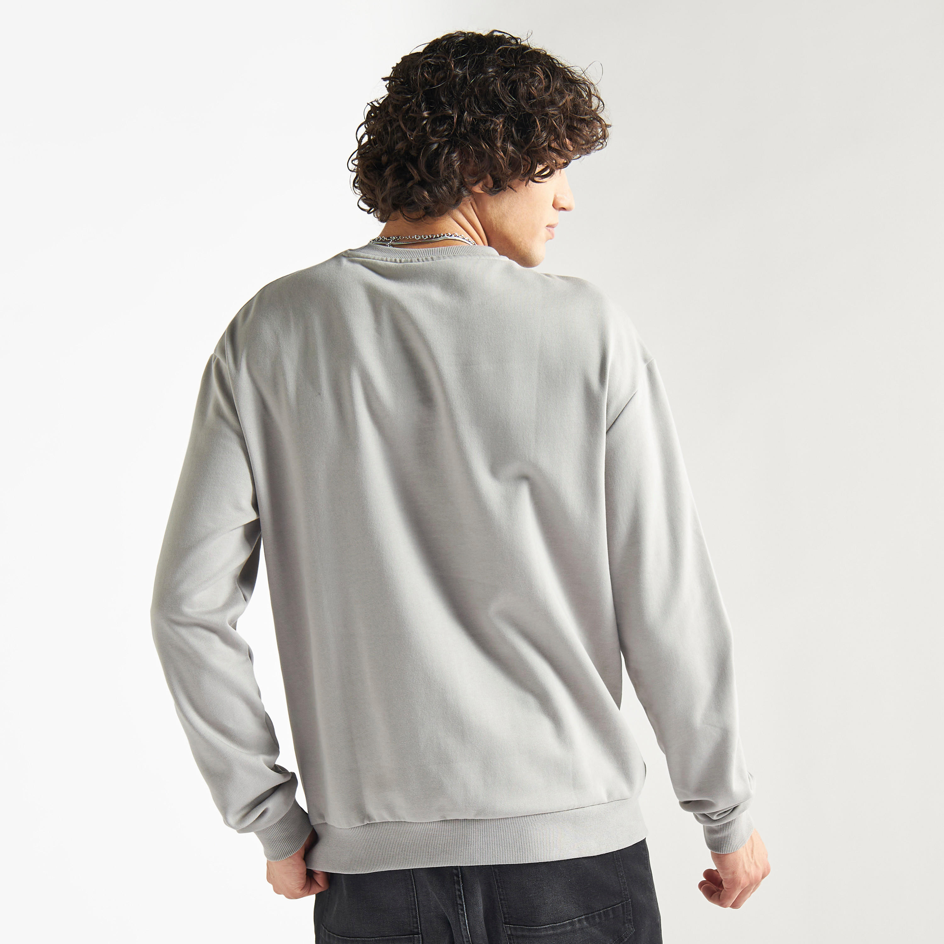 سويت شيرت بياقة ضيّقة وأكمام طويلة وطبعات-men-winterwear-hoodiesandsweatshirts-image-3