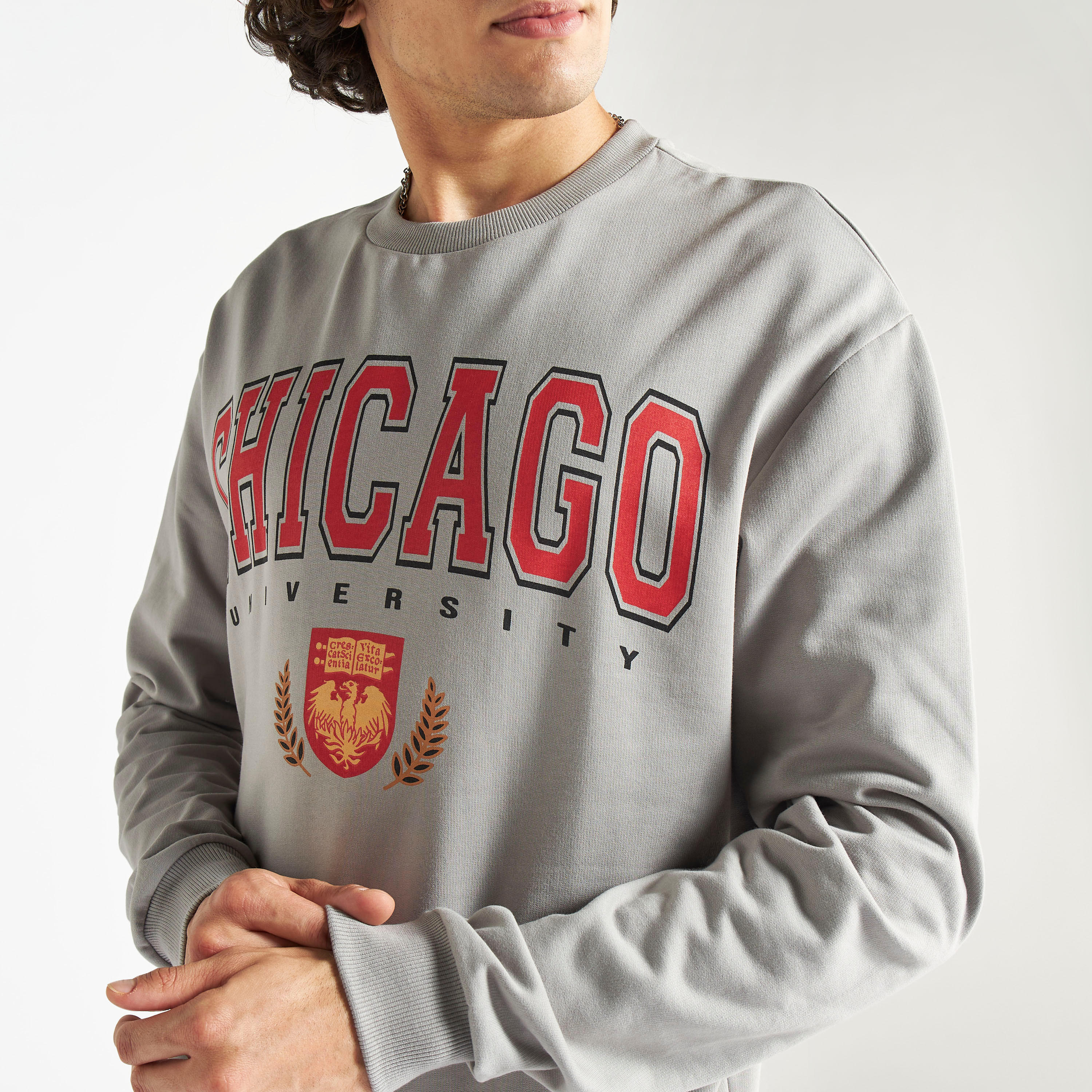 سويت شيرت بياقة ضيّقة وأكمام طويلة وطبعات-men-winterwear-hoodiesandsweatshirts-image-4