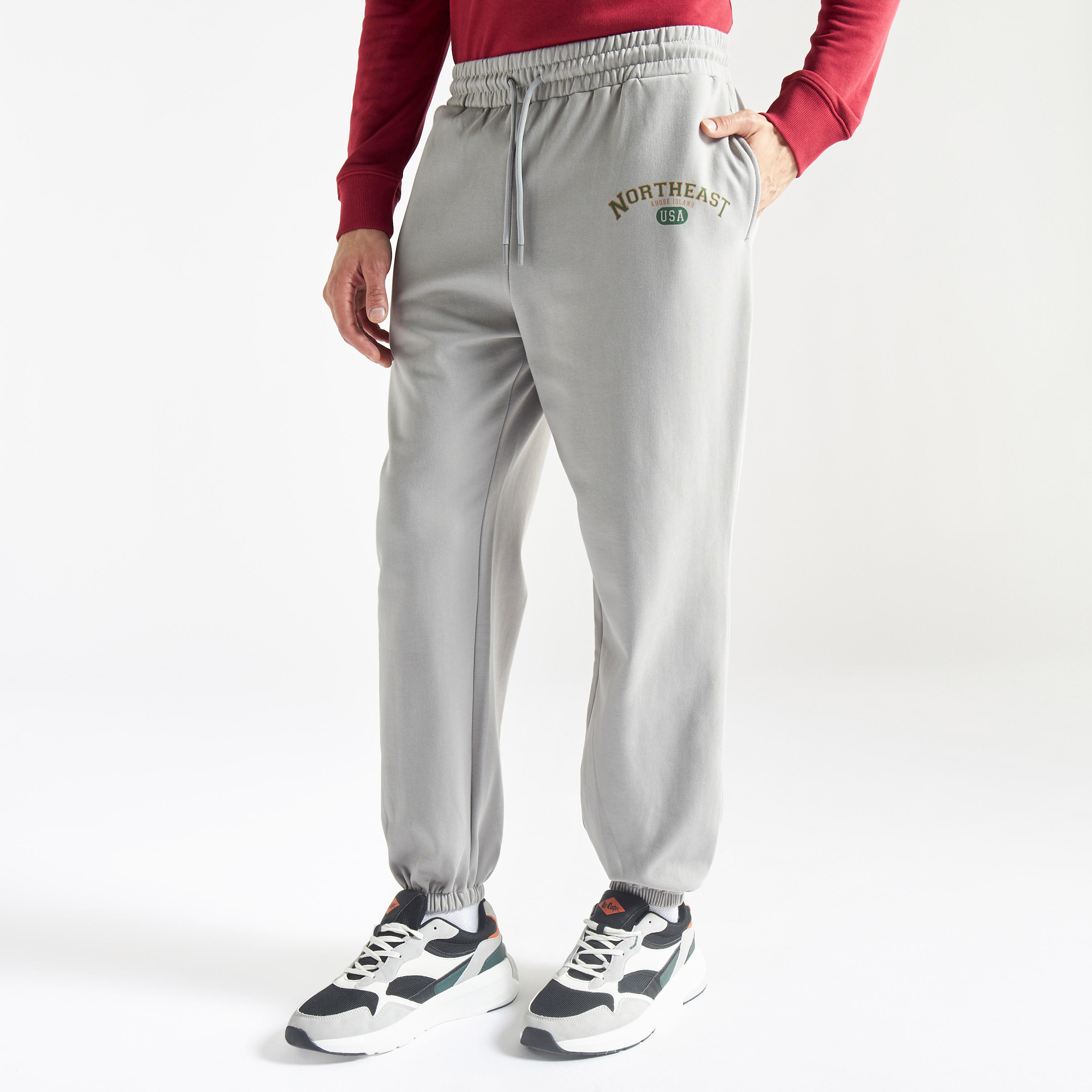 بنطلون رياضي بخصر مطاطي وجيوب وطبعات-men-clothing-bottoms-joggers-image-1