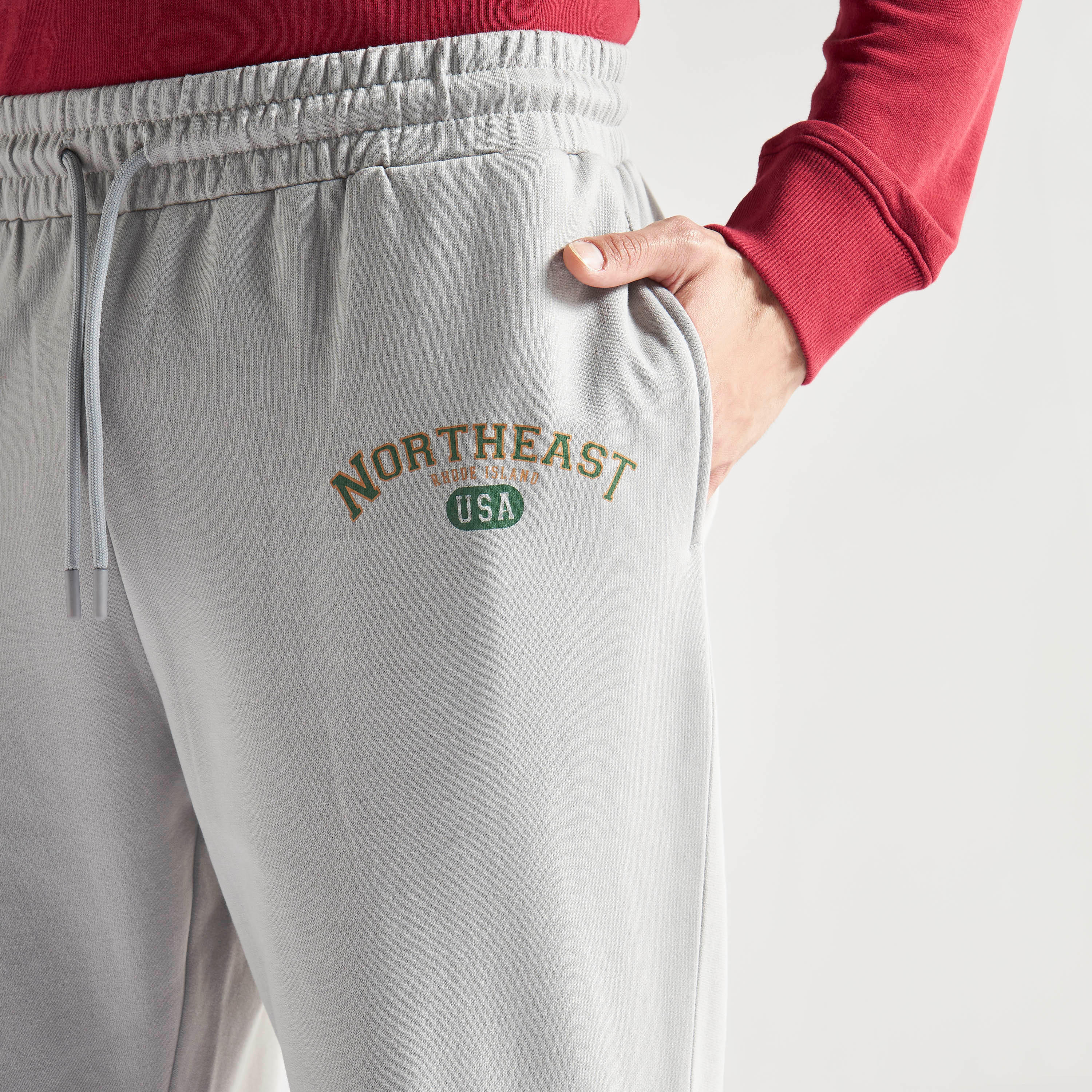 بنطلون رياضي بخصر مطاطي وجيوب وطبعات-men-clothing-bottoms-joggers-image-4