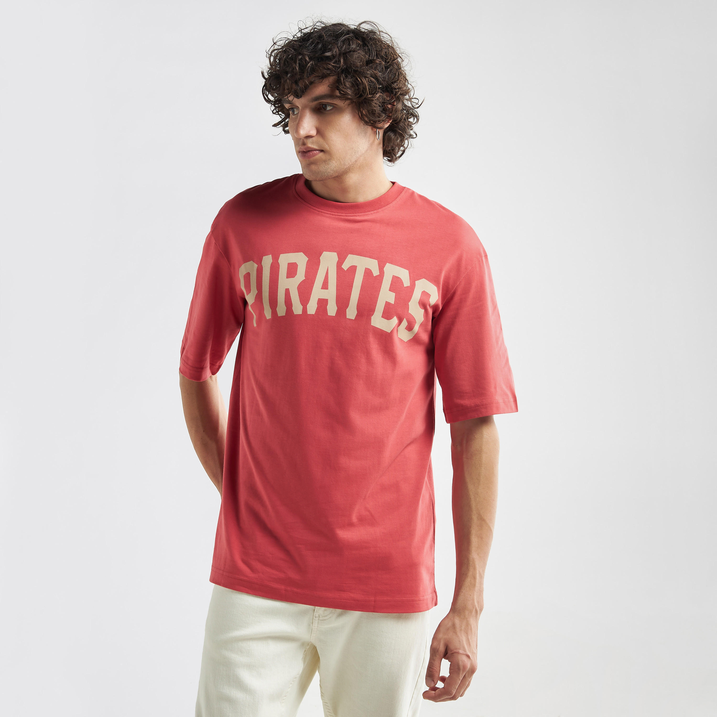 تيشيرت فضفاض بياقة ضيّقة وأكمام قصيرة وطبعات-men-clothing-tshirtsandpolos-tshirts-image-1