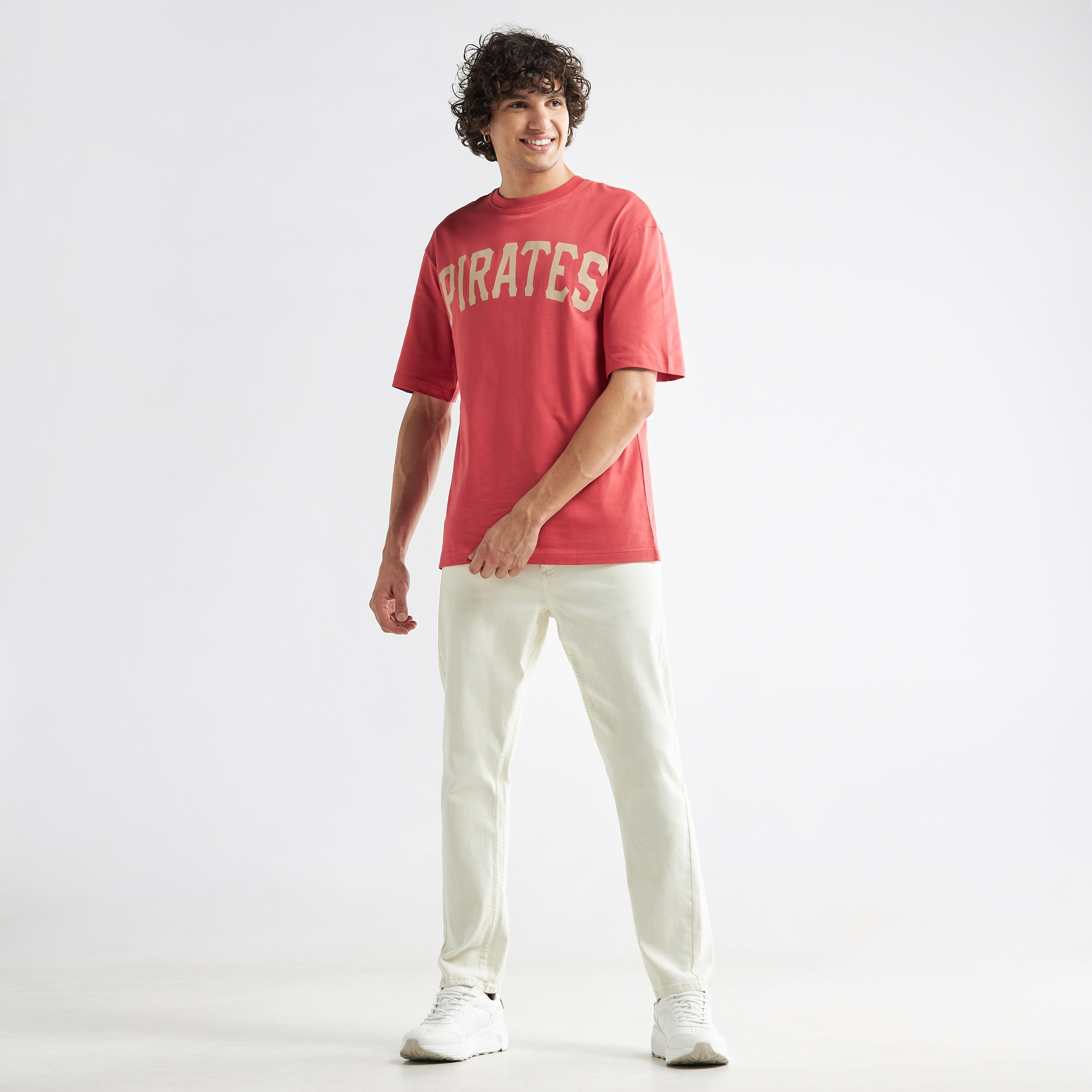تيشيرت فضفاض بياقة ضيّقة وأكمام قصيرة وطبعات-men-clothing-tshirtsandpolos-tshirts-image-2